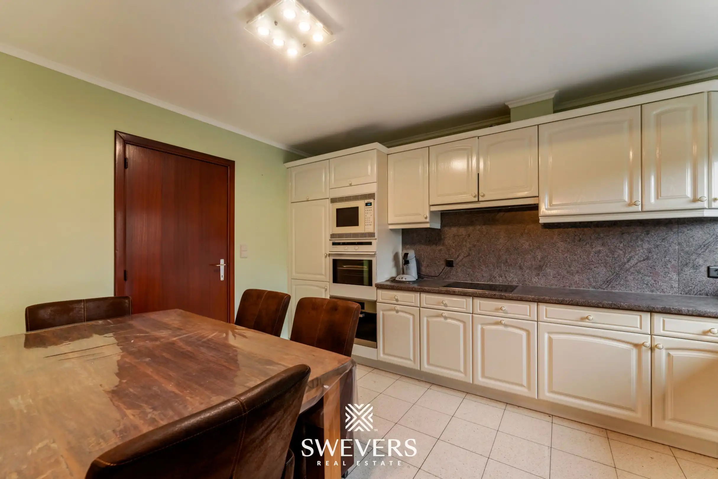 Open bebouwing met drie slaapkamers op uitzonderlijk groot perceel van 1.897 m² foto 10