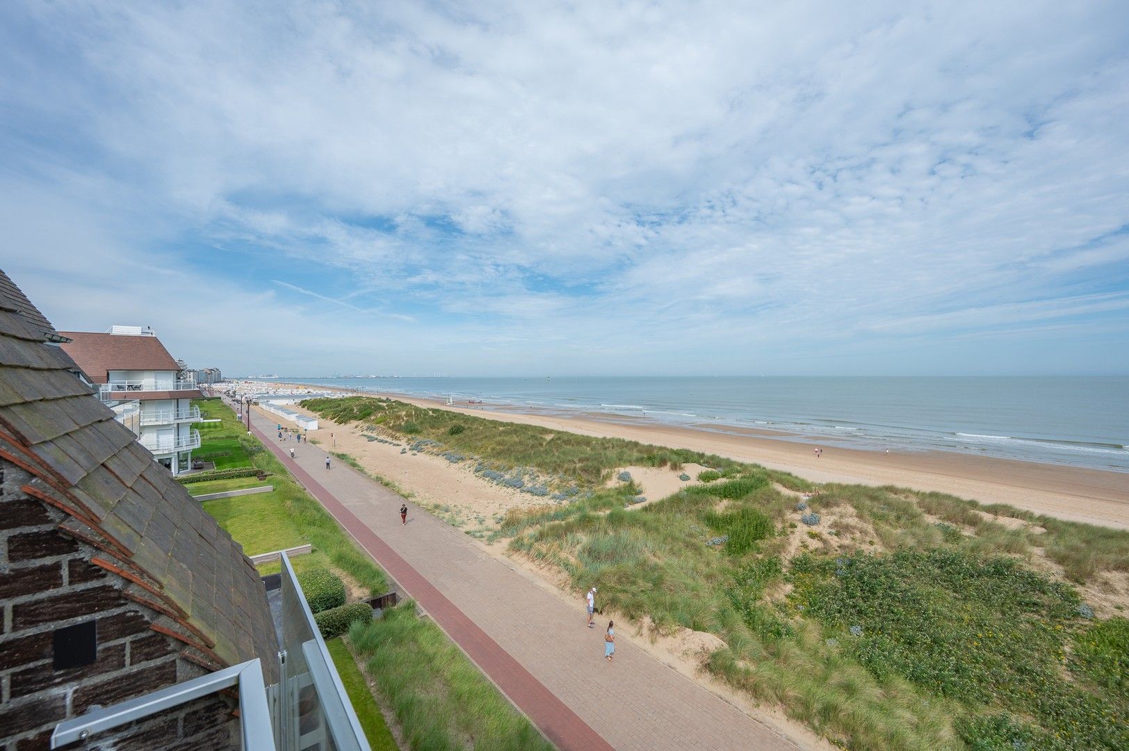 Magnifiek appartement op de wandeldijk in het Zoute, met adembenemend frontaal zeezicht. foto 4