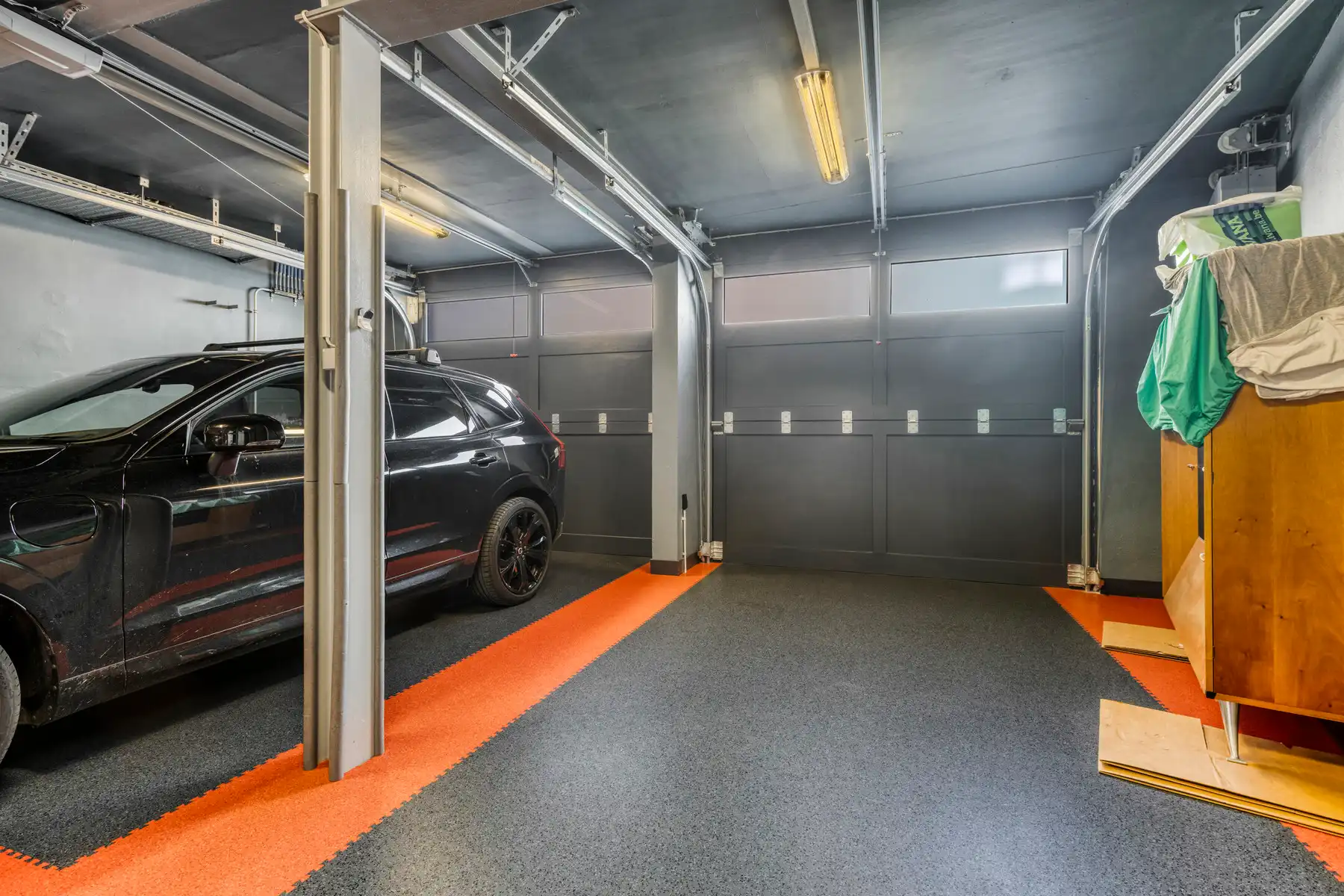 Gerenoveerde (2010) burgerwoning met dubbele garage foto 23