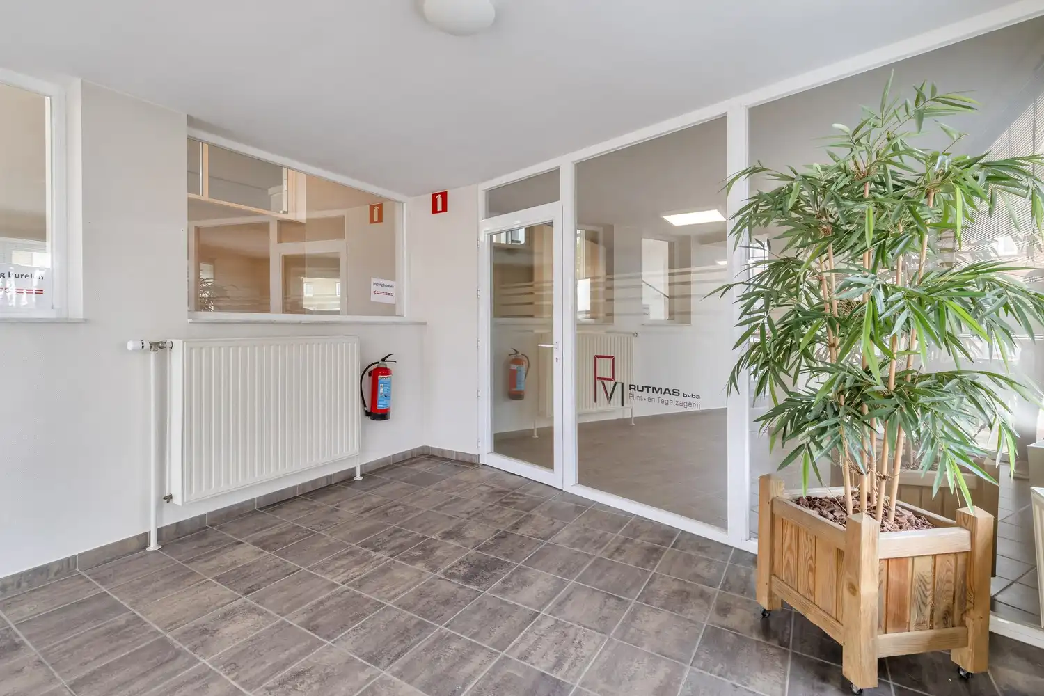Unieke vastgoedopportuniteit! Ruim bedrijfscomplex met 2 appartementen en exclusief penthouse op 46a 55ca! foto 6