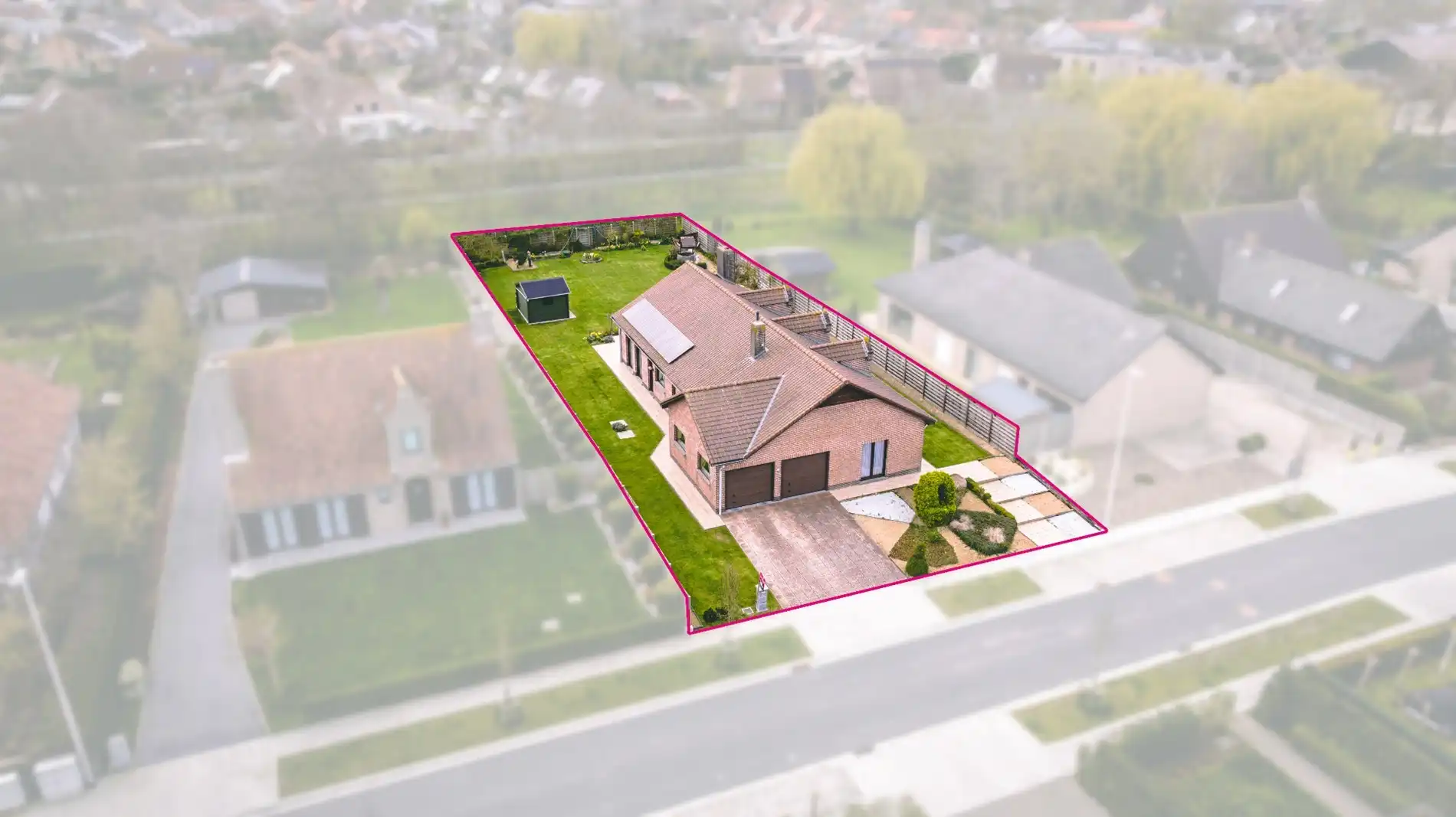 Charmante alleenstaande bungalow met zuidgerichte tuin op ruim perceel in Snaaskerke foto {{pictureIndex}}