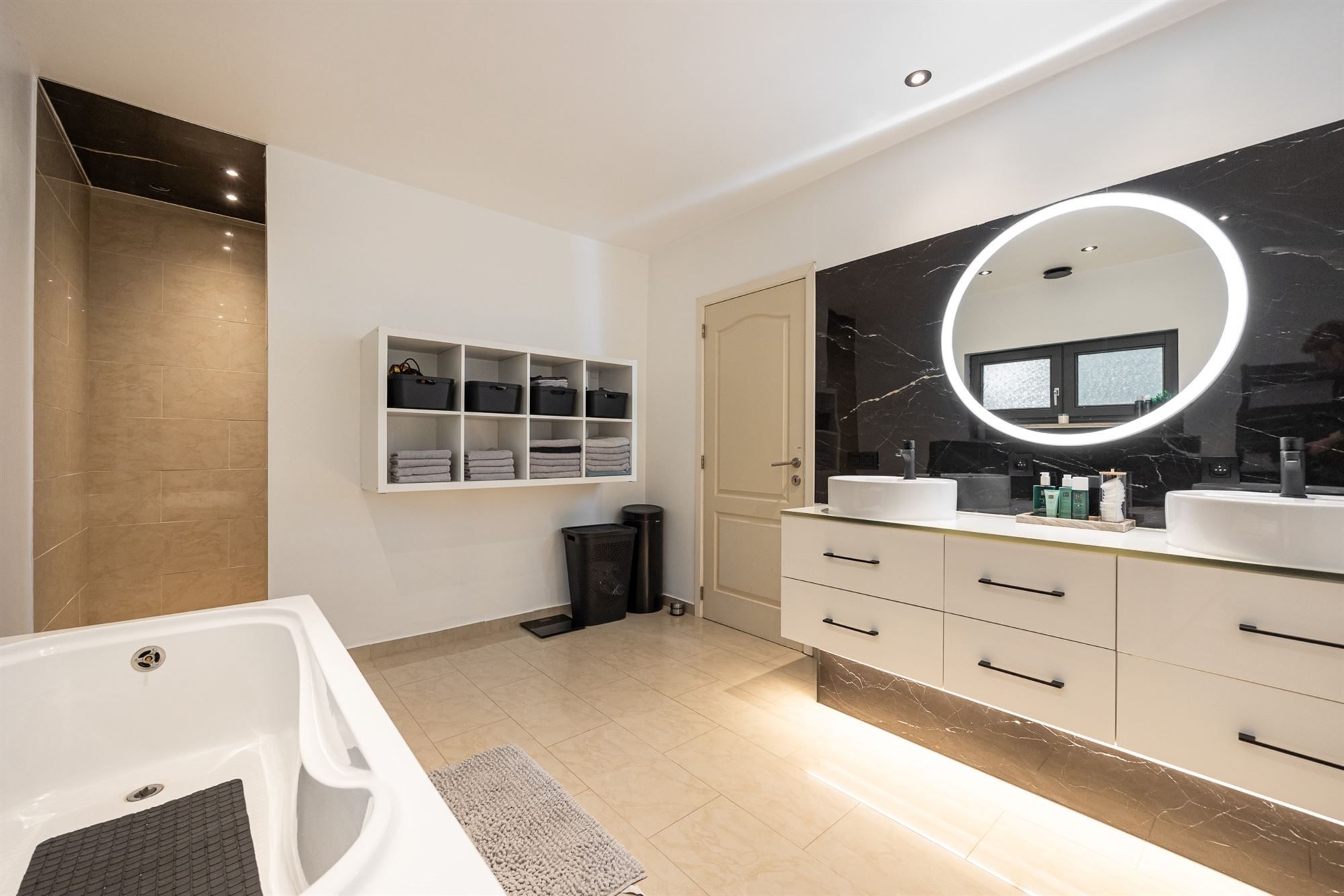 Ruime moderne woning met royale tuin  foto 9