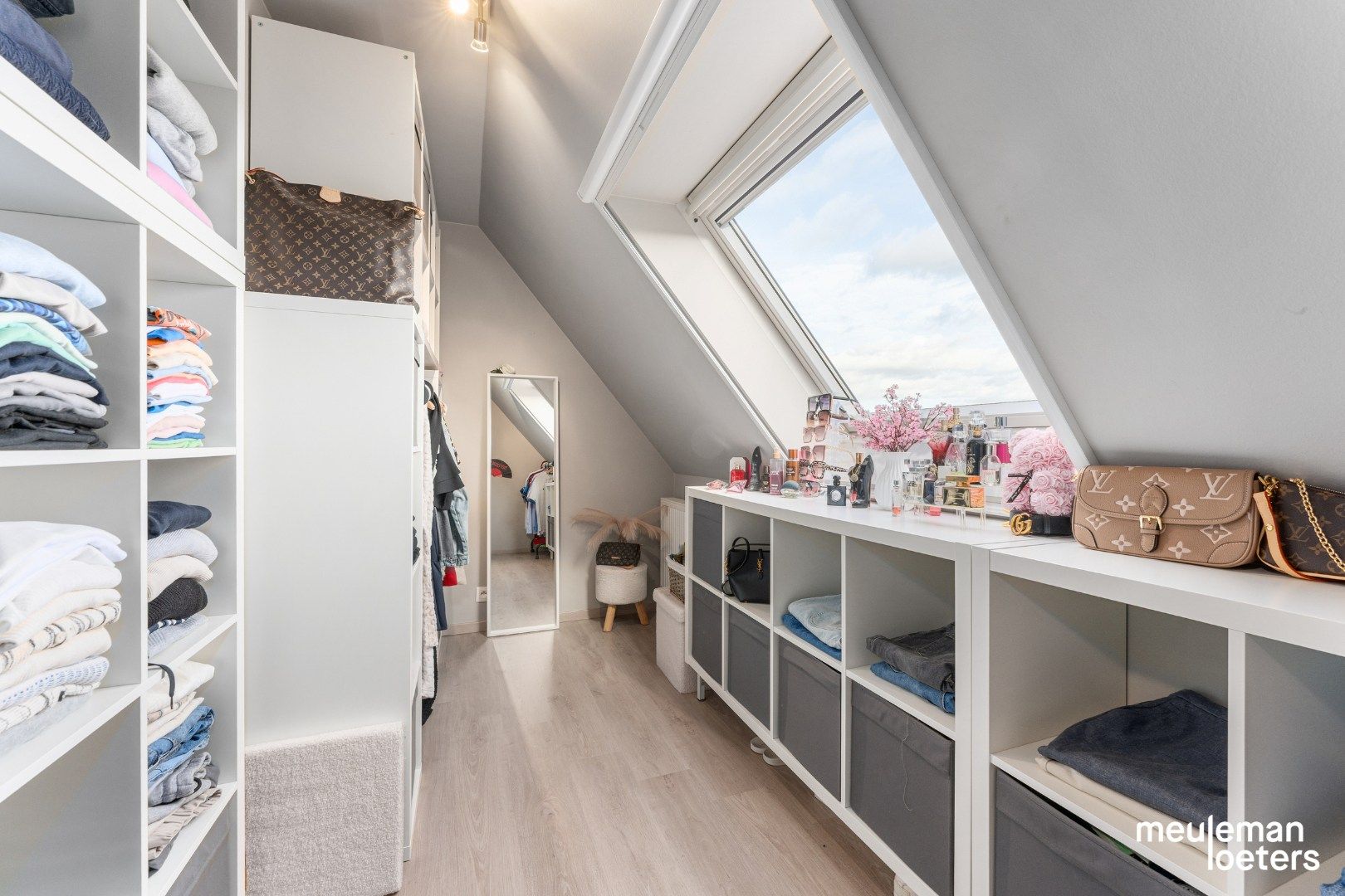 Lichtrijk duplexappartement met ruim terras en garage foto 10