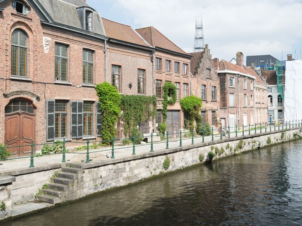 Appartement met 3 slaapkamers en prachtig zicht over de Lieve, op een toplocatie in het historisch centrum van Gent. foto 3