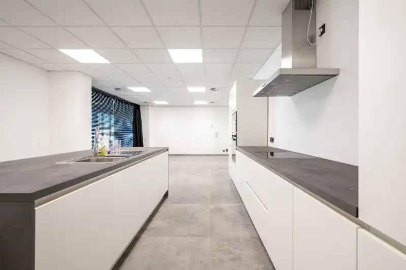 Moderne bedrijfsruimte met kantoren, showroom en loods in Bellegem (bedrijventerrein Emdeka) foto 24