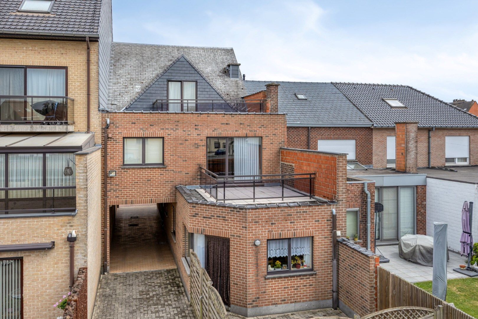 Opbrengsteigendom met 3 appartementen + 2 garages – toplocatie in Merchtem! foto 11