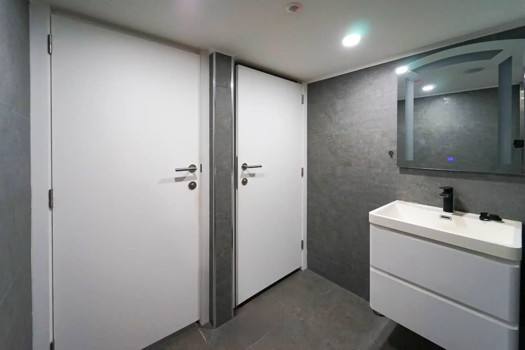 Recent volledig gerenoveerd handelspand (+-280m²) in Sleepstraat TE HUUR met een moderne uitstraling. foto 14