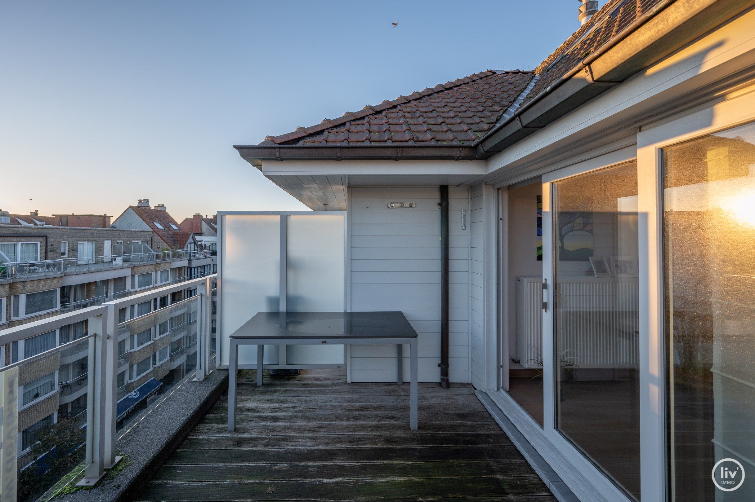 Aangenaam duplex appartement met ruime terrassen centraal gelegen op de Paul Parmentierlaan te Knokke. foto 2