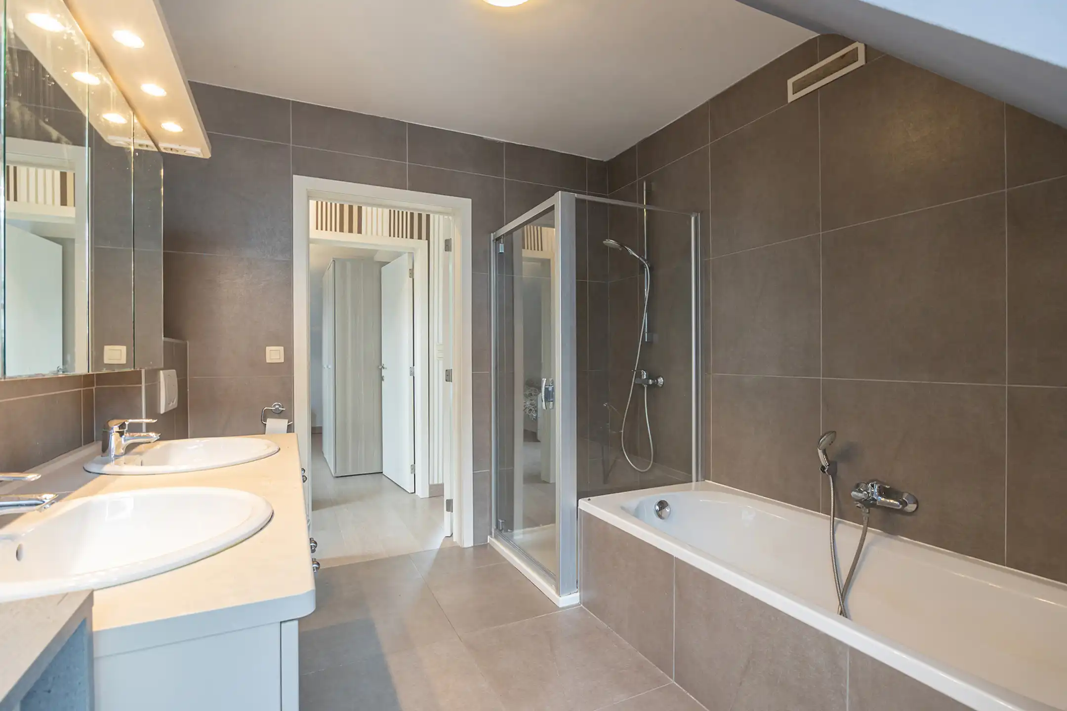 Instapklare recente HOB met 3 slaapkamers, tuin en garage foto 14