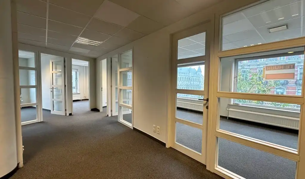 Ingedeeld en lichtrijk kantoor te huur in hartje Gent foto 7