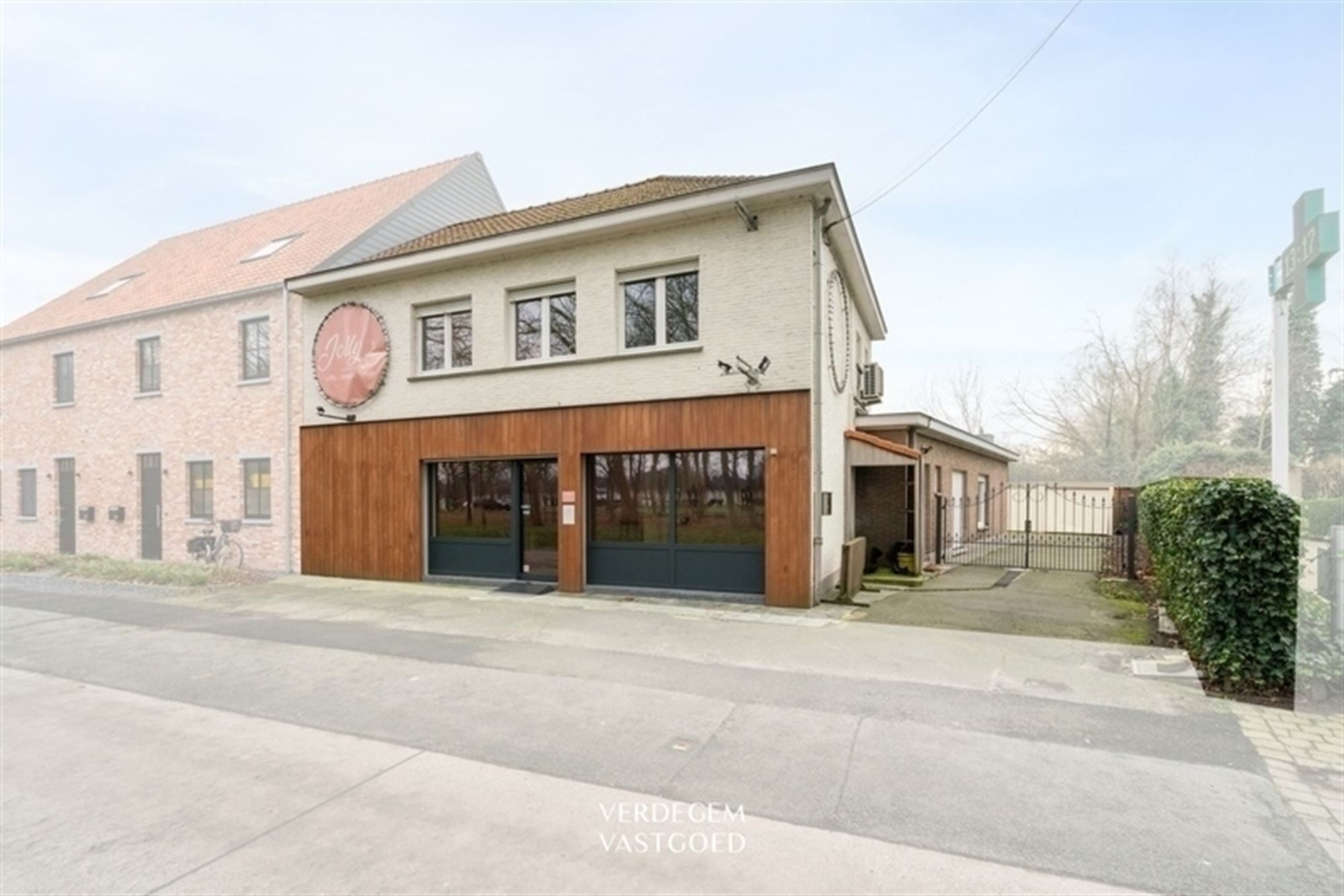 Wonen en werken op een unieke locatie: handelsgelijkvloers met appartement en tuin foto {{pictureIndex}}