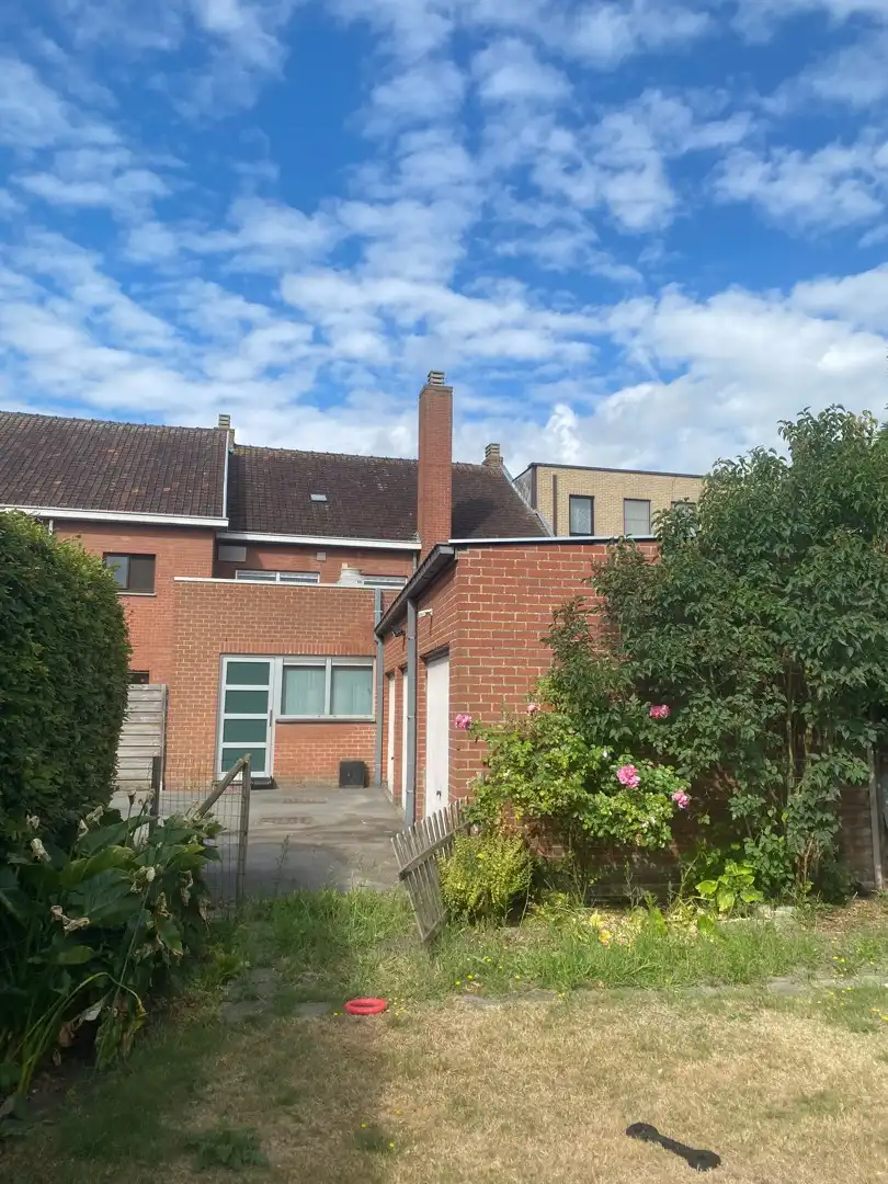 Handelshuis met uitzonderlijk veel ruimte voor kantoor, praktijk of commerciële activiteiten en een ruime bovenliggende woonst in Adegem-dorp foto 17
