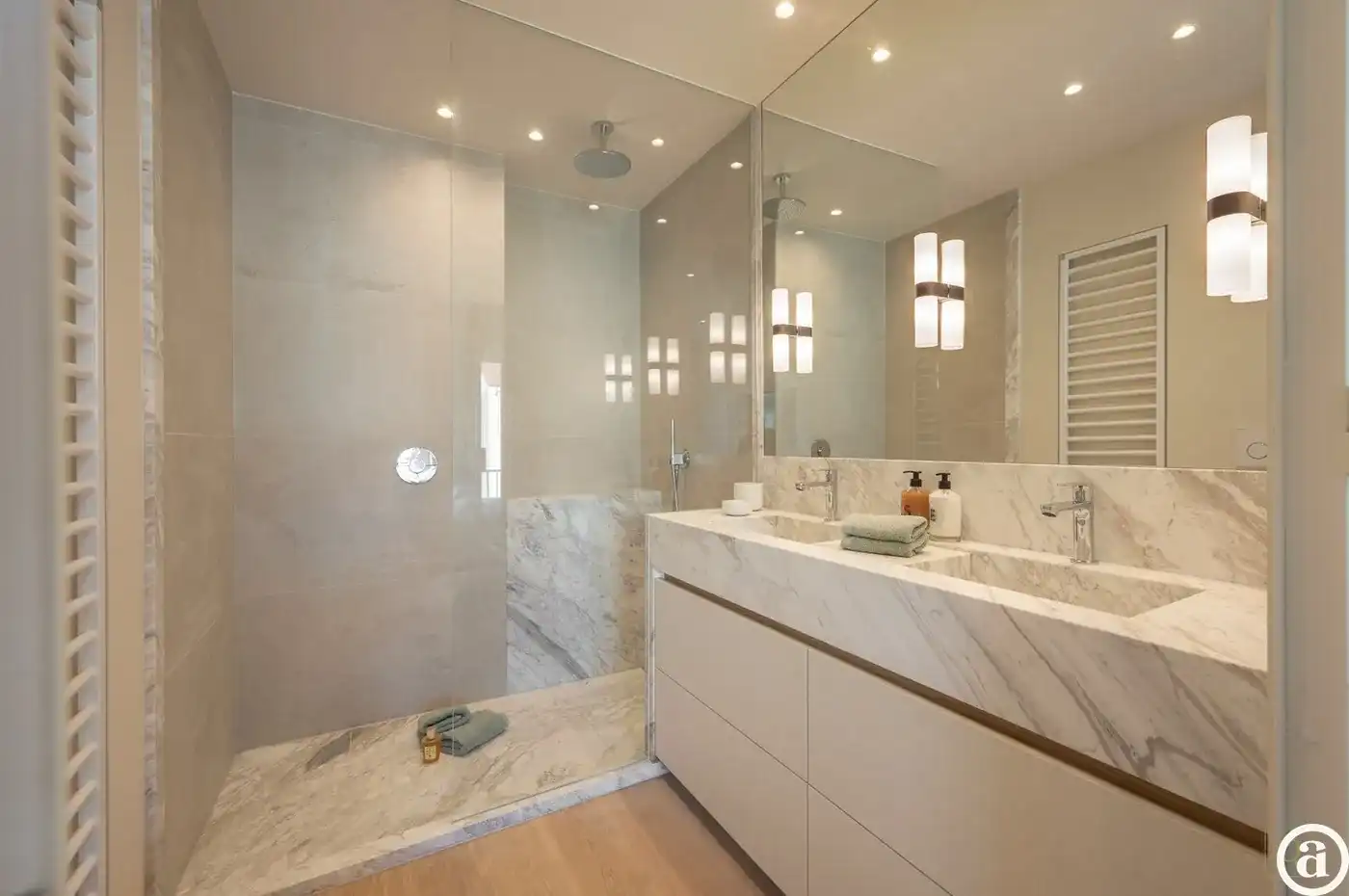 Luxueus gerenoveerd appartement vlakbij de winkels, het strand en de zee. foto 16