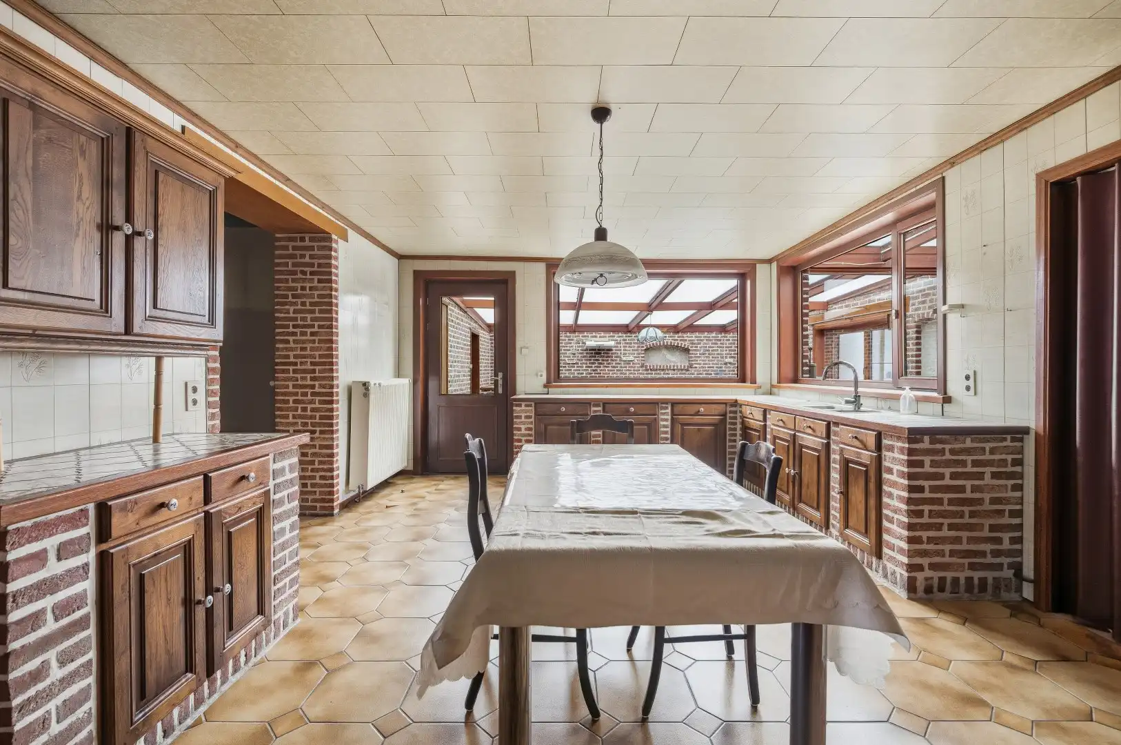 Ruime te renoveren rijwoning met ontzettend veel potentieel en een leuke tuin foto 9