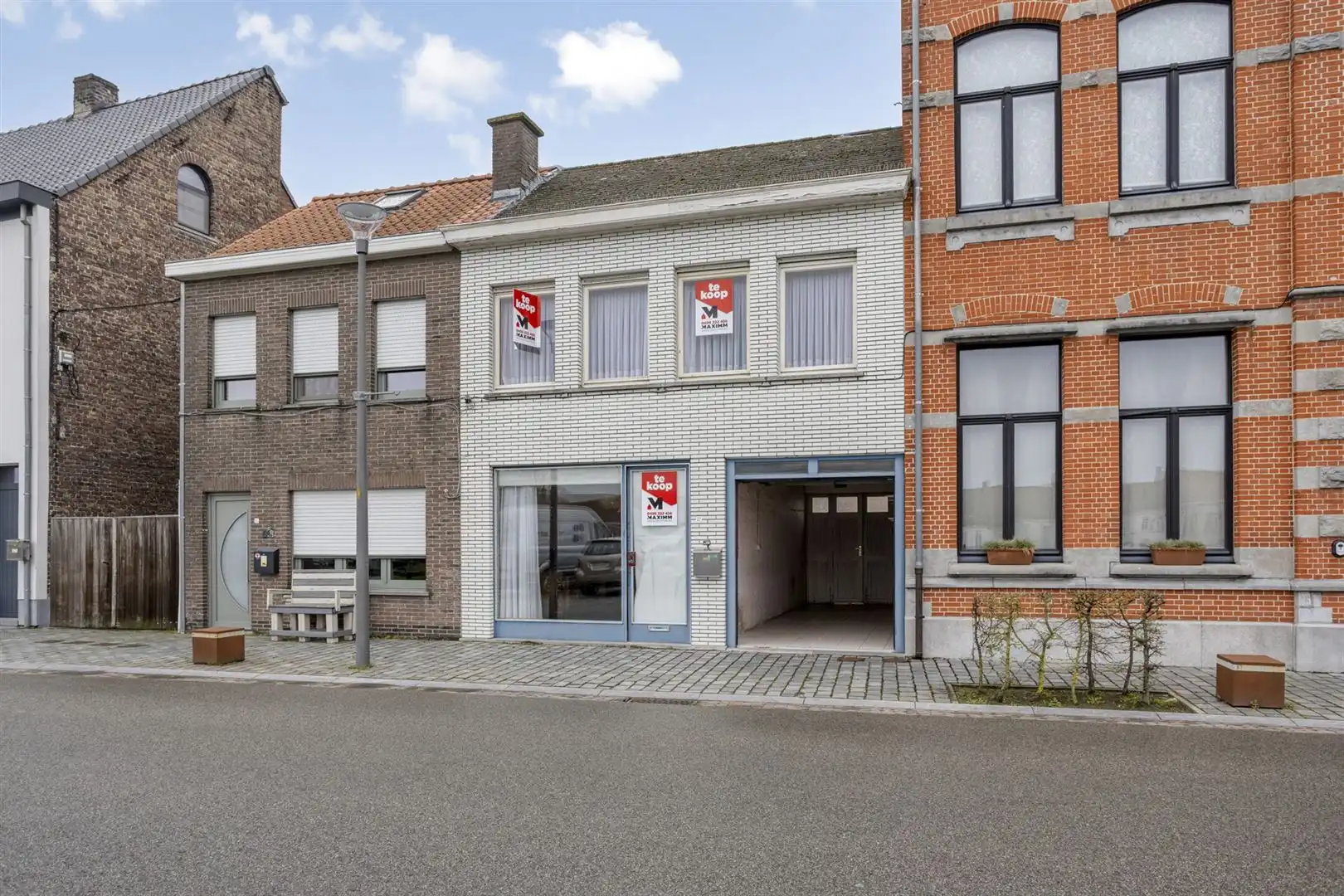 Hoofdfoto van de publicatie: Te renoveren woning gelegen aan het plein in Kaprijke !