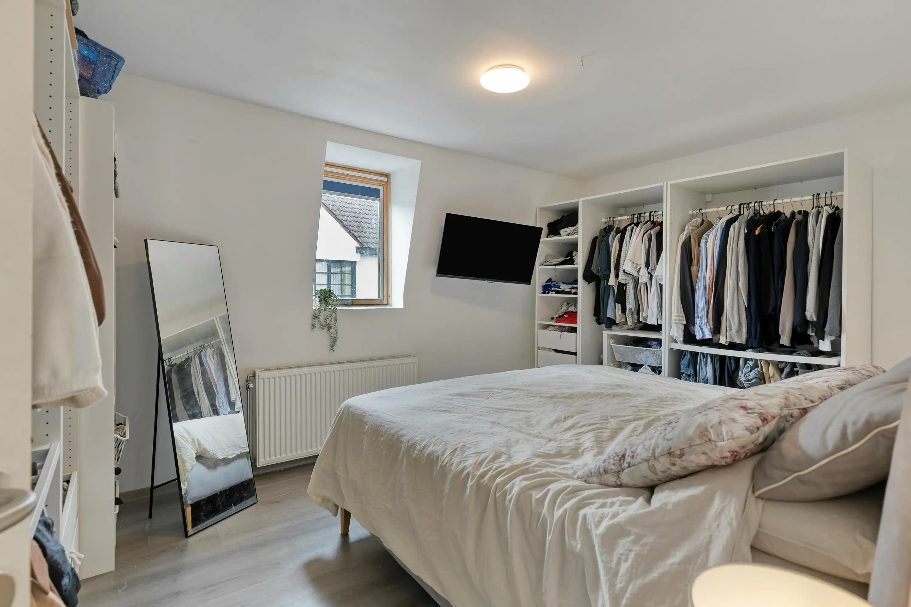 Instapklaar huis met drie slaapkamers, 2 badkamers en tuin! foto 11