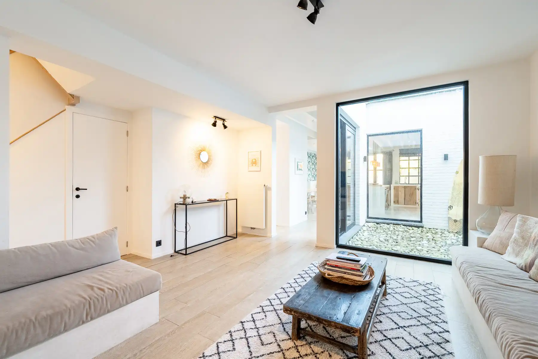 Instapklare, gemeubelde rijwoning met 5 slaapkamers en tuin – hartje Oud-Knokke foto 7