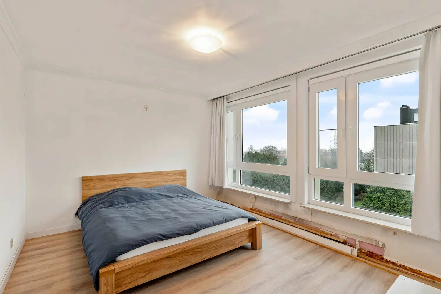 Lichtrijk appartement met 2 slaapkamers, terras en twee autostaanplaatsen, nabij het centrum van Sint-Truiden. foto 9