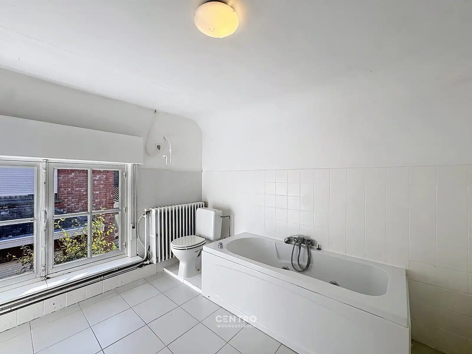 Instapklare woning met 4/5 slpks en RUIM magazijn! foto 13