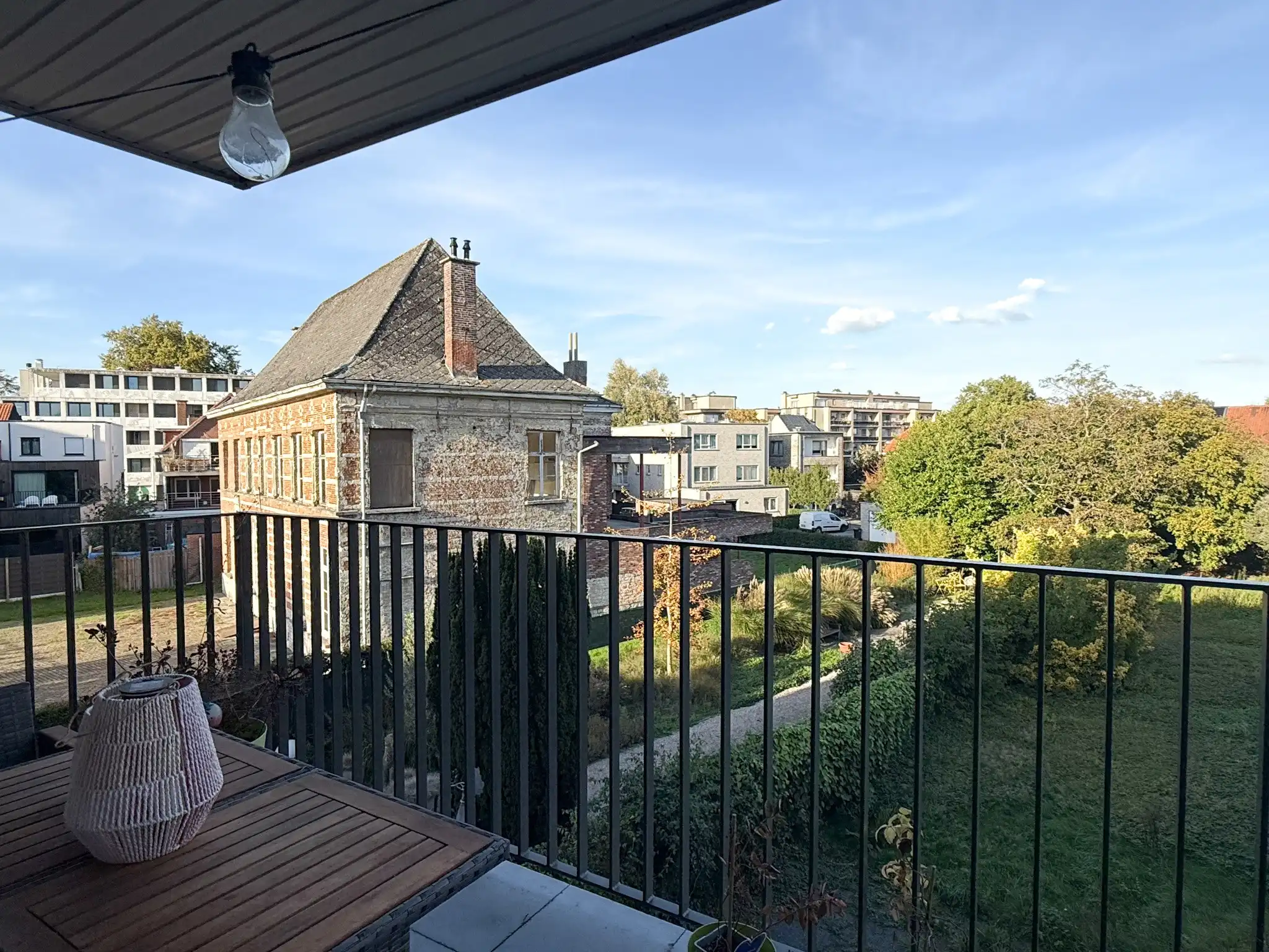 Centraal gelegen appartement met twee slaapkamers, terras en autostaanplaats foto 12