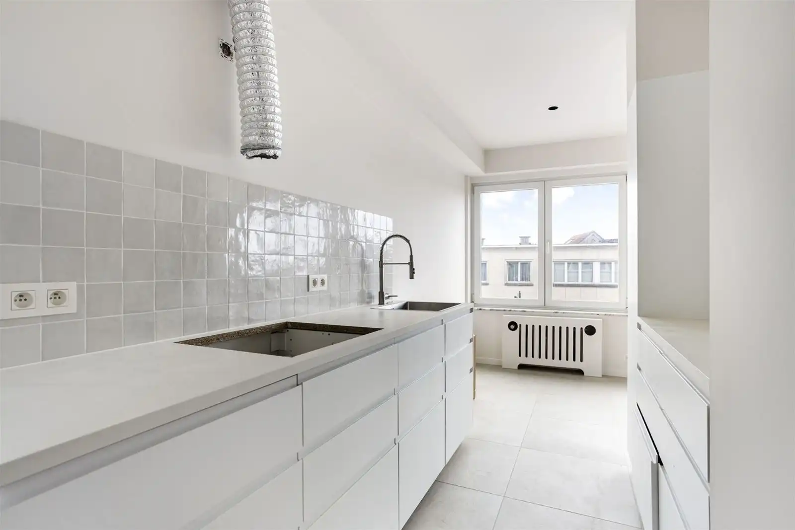 Gerenoveerd appartement met 1 slaapkamer en garage foto 6