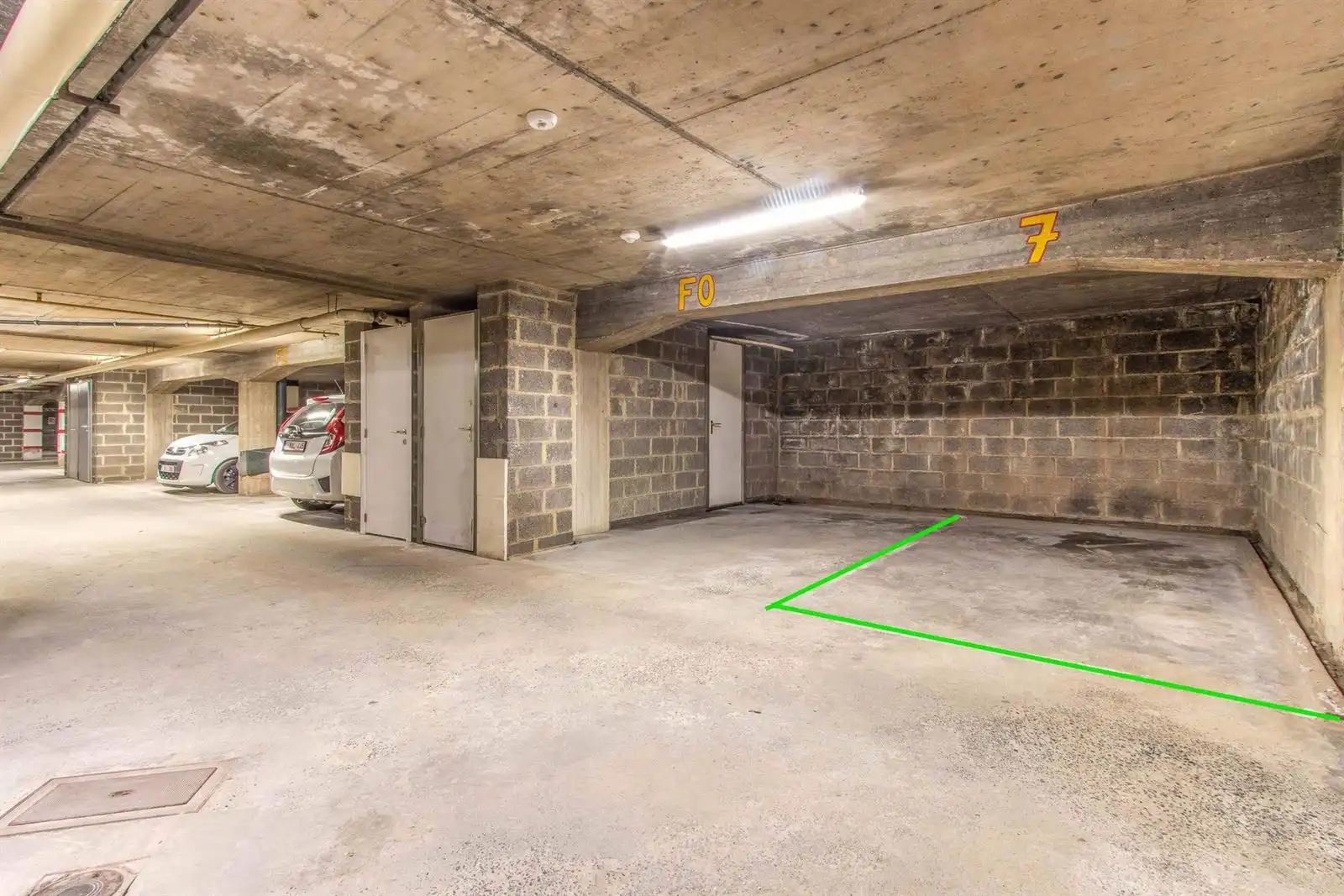 Ondergrondse autostaanplaats in een afgesloten garagcomplex foto {{pictureIndex}}