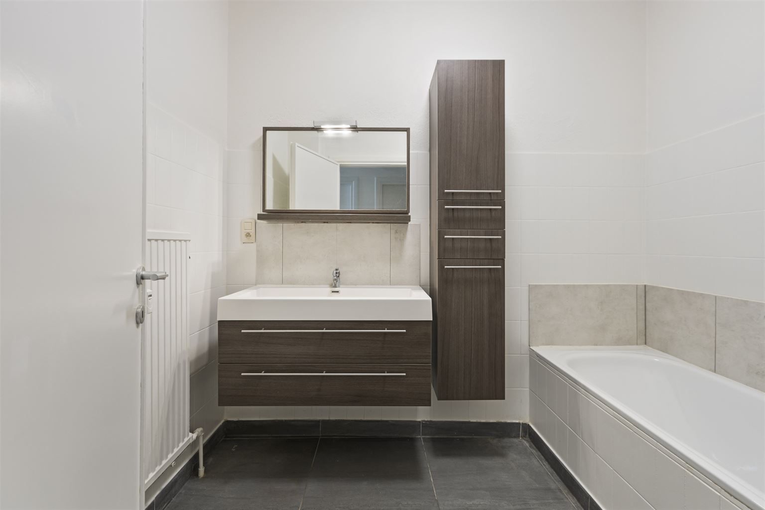 Instapklaar, gerenoveerd appartement met 3 slaapkamers, 2 terrassen en ruime garagebox gelegen op een toplocatie in het centrum van Maaseik, nabij de markt & met zicht op het Kerkplein. foto 16