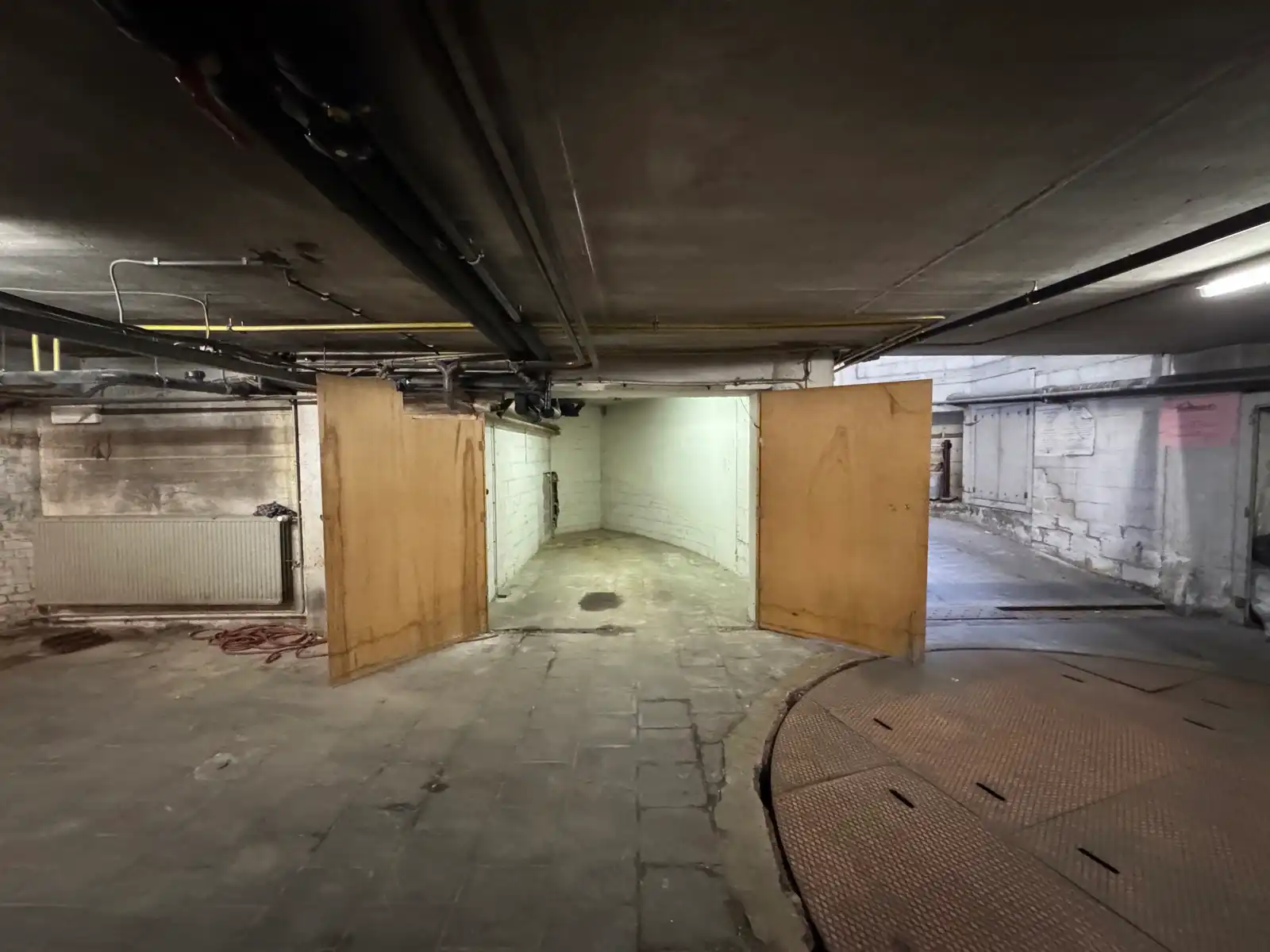 Ondergrondse garage voor kleine wagen foto 2