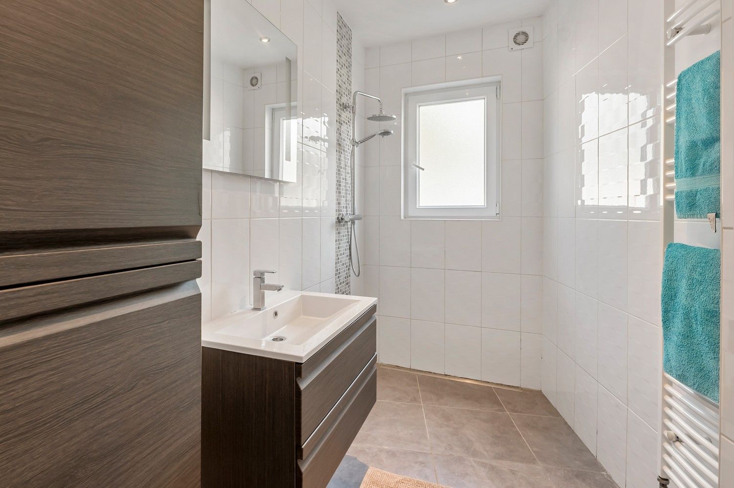 Gerenoveerd gelijkvloersappartement met twee slaapkamers. foto 12