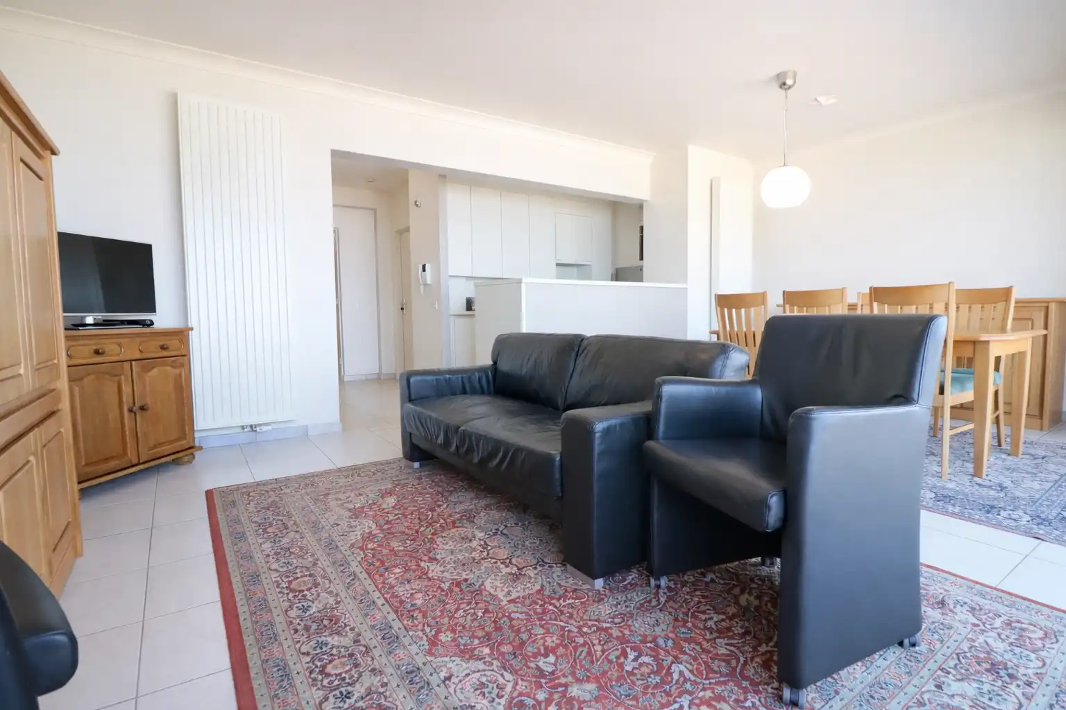 Bijzonder ruim (90 m²), hedendaags 2-slaapkamerappartement met prachtig frontaal zicht op zee. foto 2