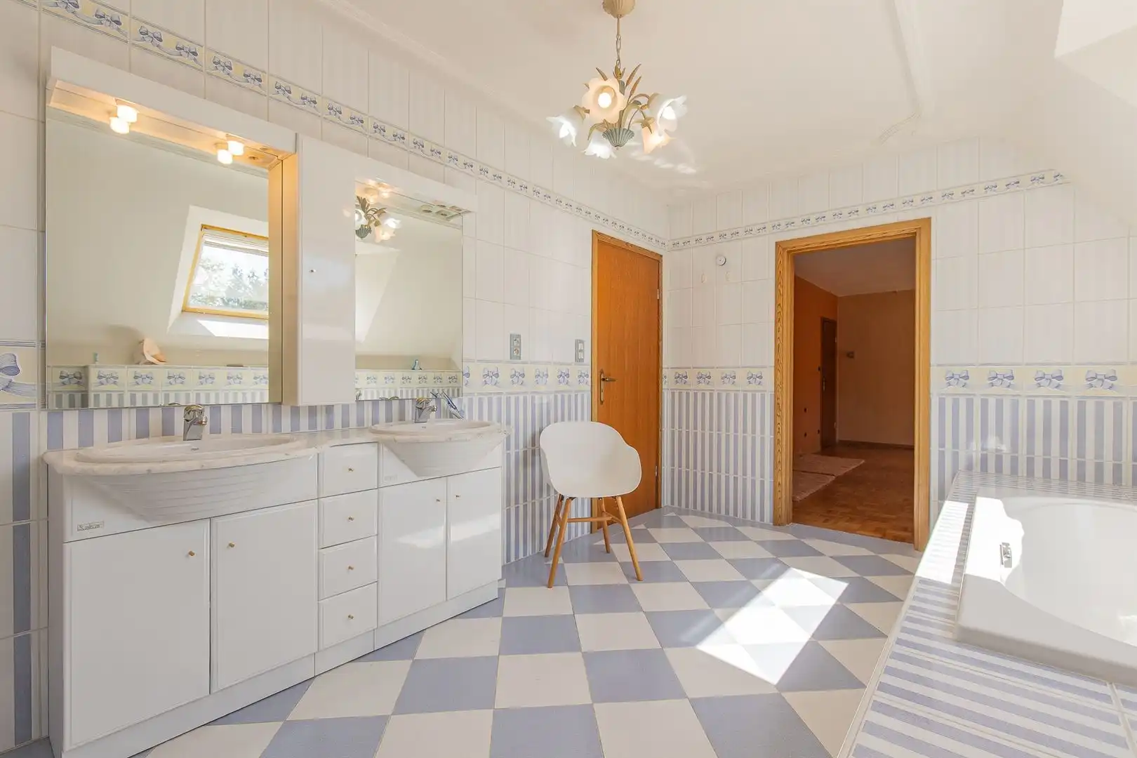 Uitzonderlijk ruime en veelzijdige praktijkwoning / cohousing met tal van mogelijkheden foto 25