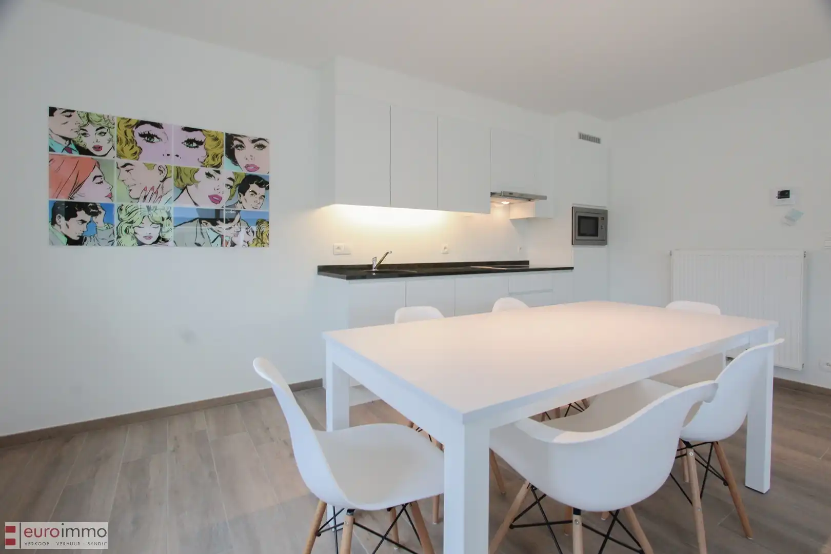 Uitermate knap afgewerkt, zéér recent appartement met 2 ruime slaapkamers in een kleinschalige residentie. foto 3