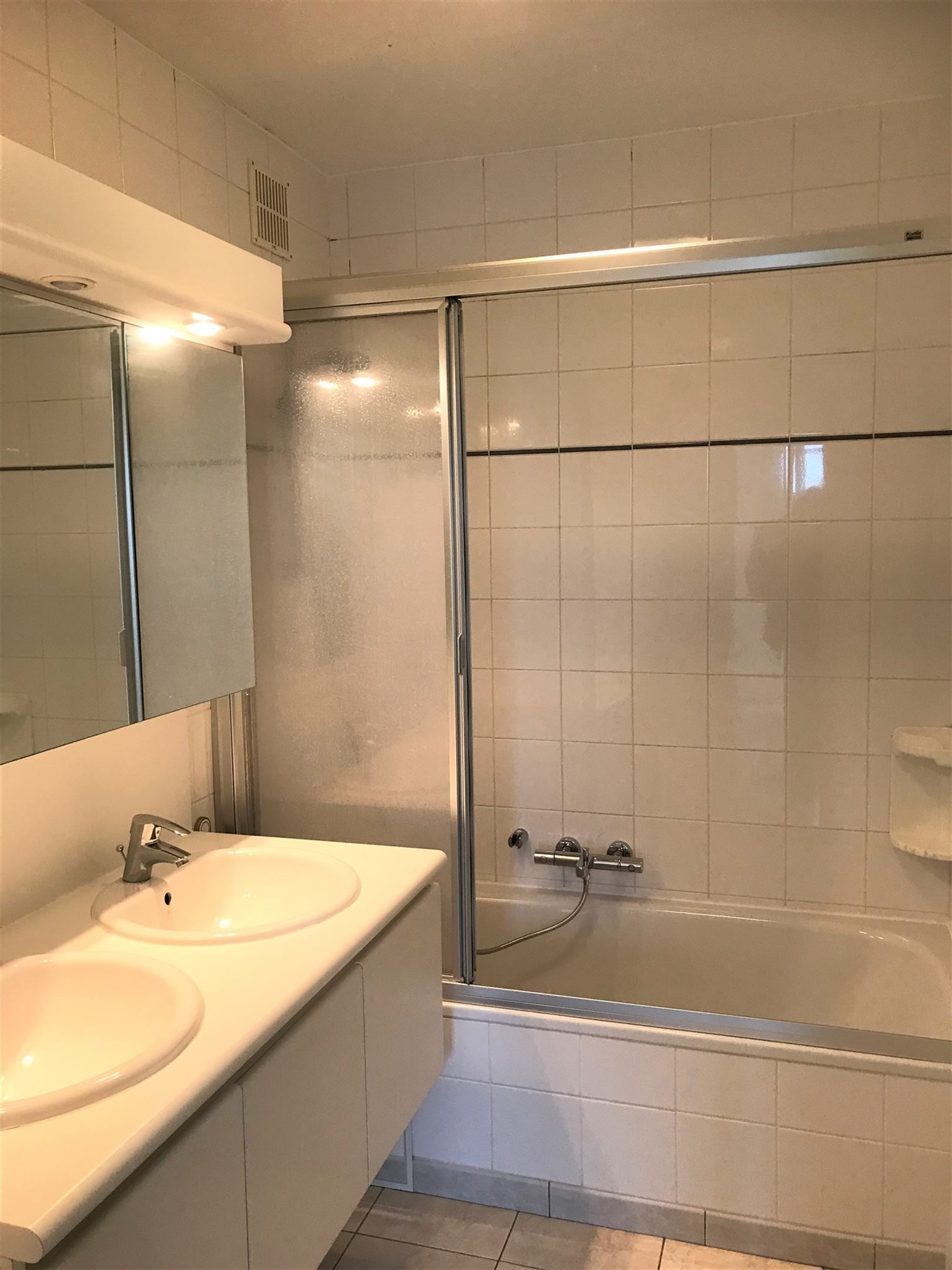 2 slaapkamerappartement te huur met garage foto 8