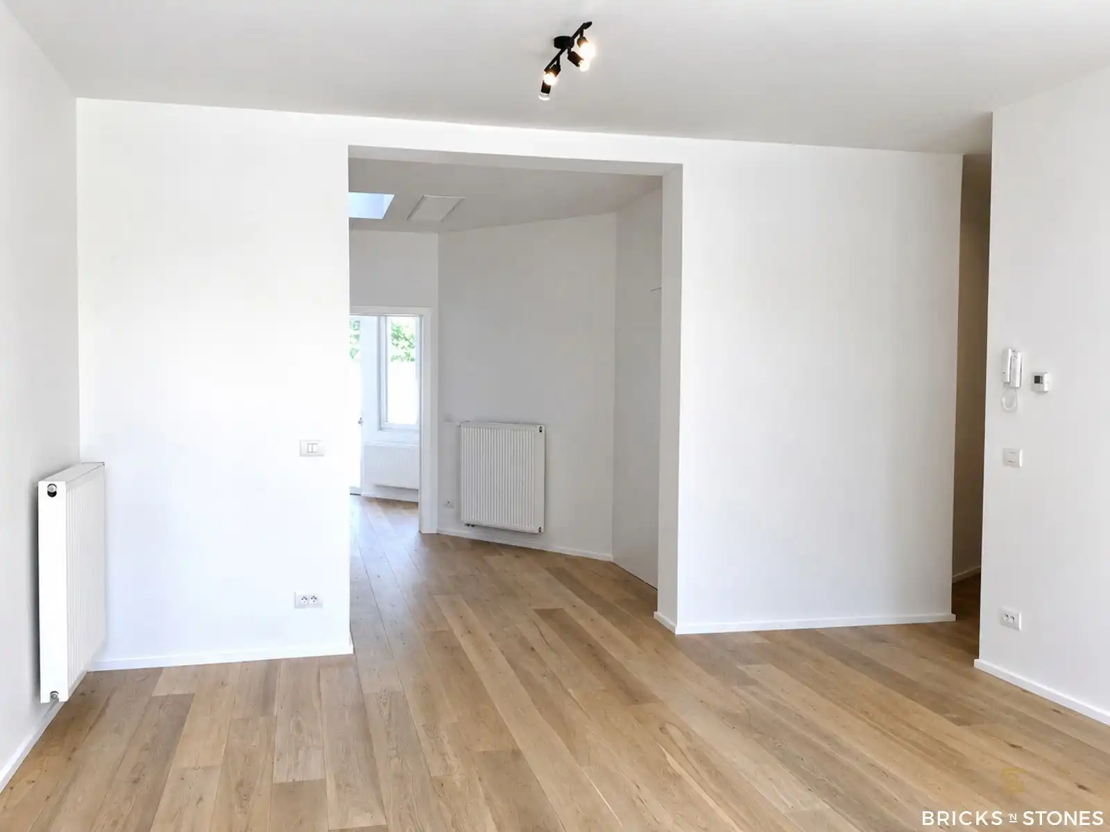 Gerenoveerd appartement met 2 slaapkamers en tuin! foto 4