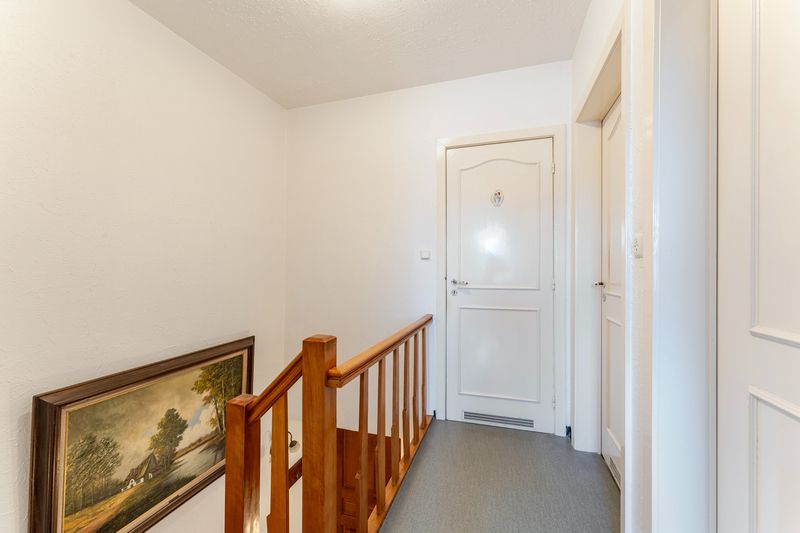 Roeselare-stadsrand. Uiterst verzorgde en goed gelegen woning met 3 slaapkamers en aparte ingang garagestraat. Gunstig EPC & conform elektriciteitsattest ! foto 14