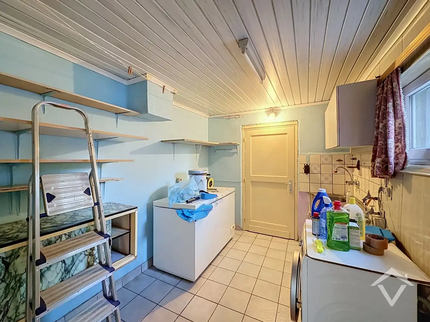 Licht op te frissen rijwoning met 3 slaapkamers, zolder en garage te Zedelgem foto 9