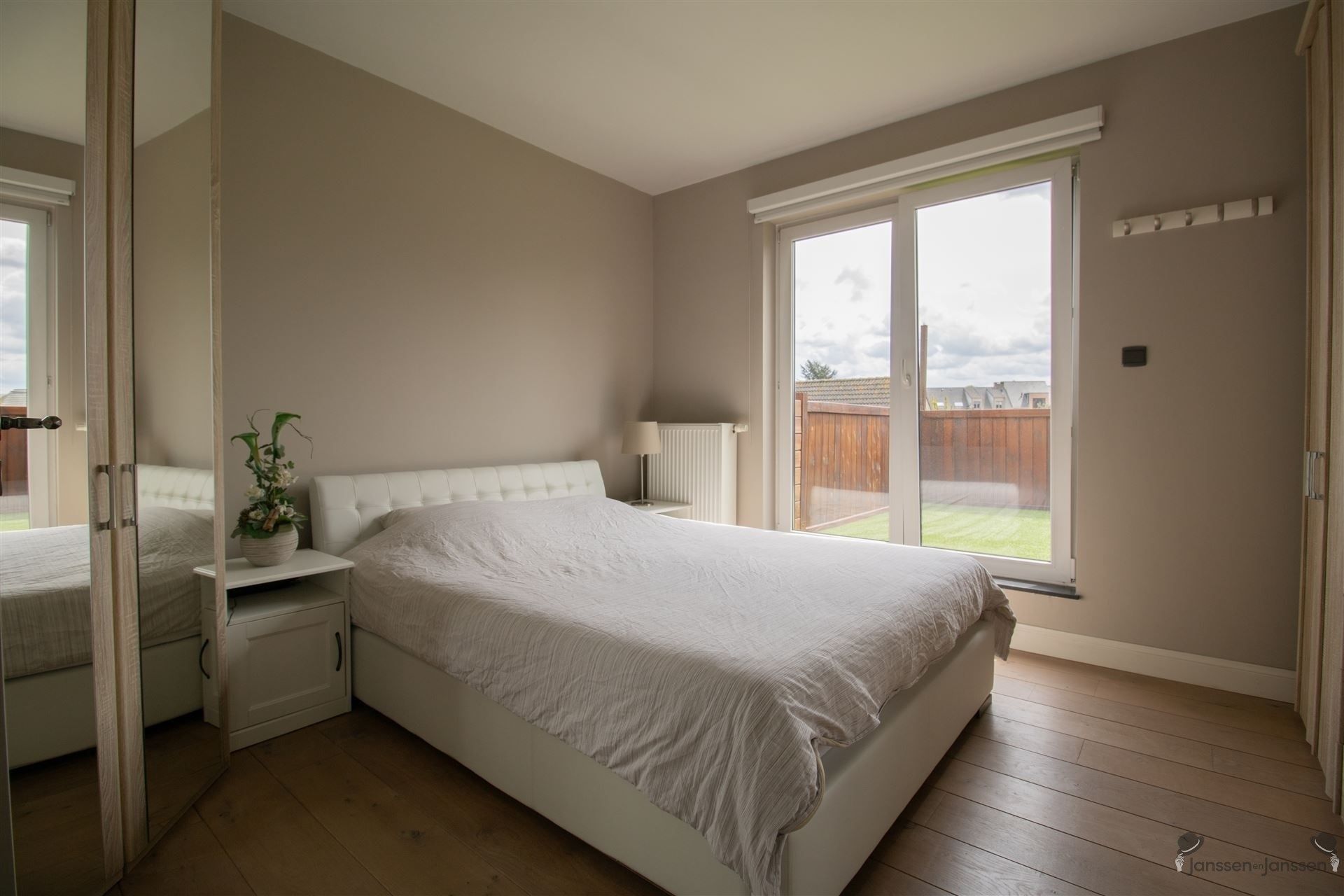 Modern appartement van 82 m² op de eerste verdieping met Zuidoost gericht terras van 55 m² foto 4