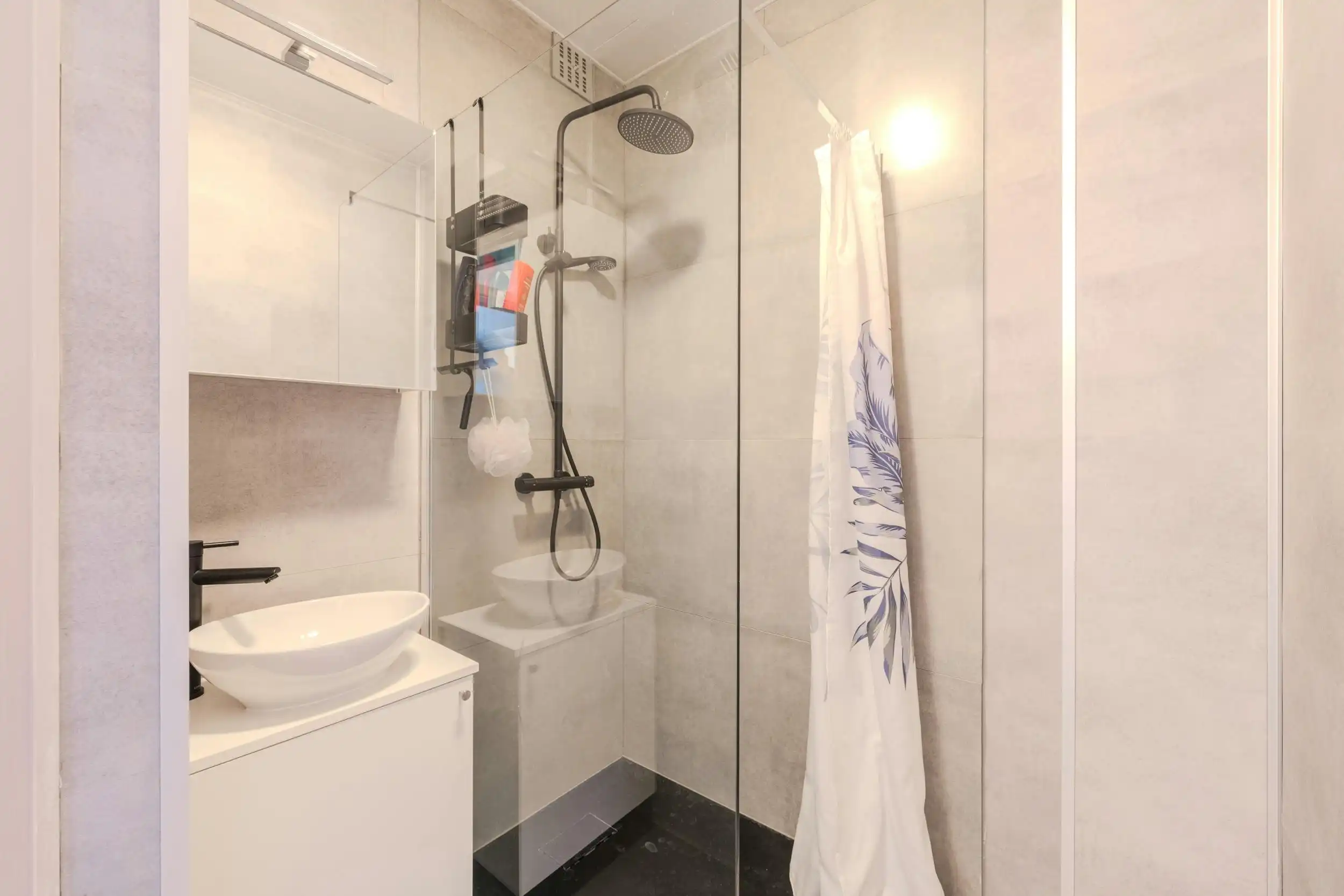 Gerenoveerd 2 slaapkamer appartement vlakbij de Zeedijk! foto 8