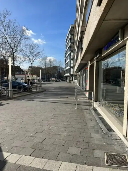 Commercieel pand van 180m² gelegen in het centrum van Genk, tegenover Shopping1. foto 2