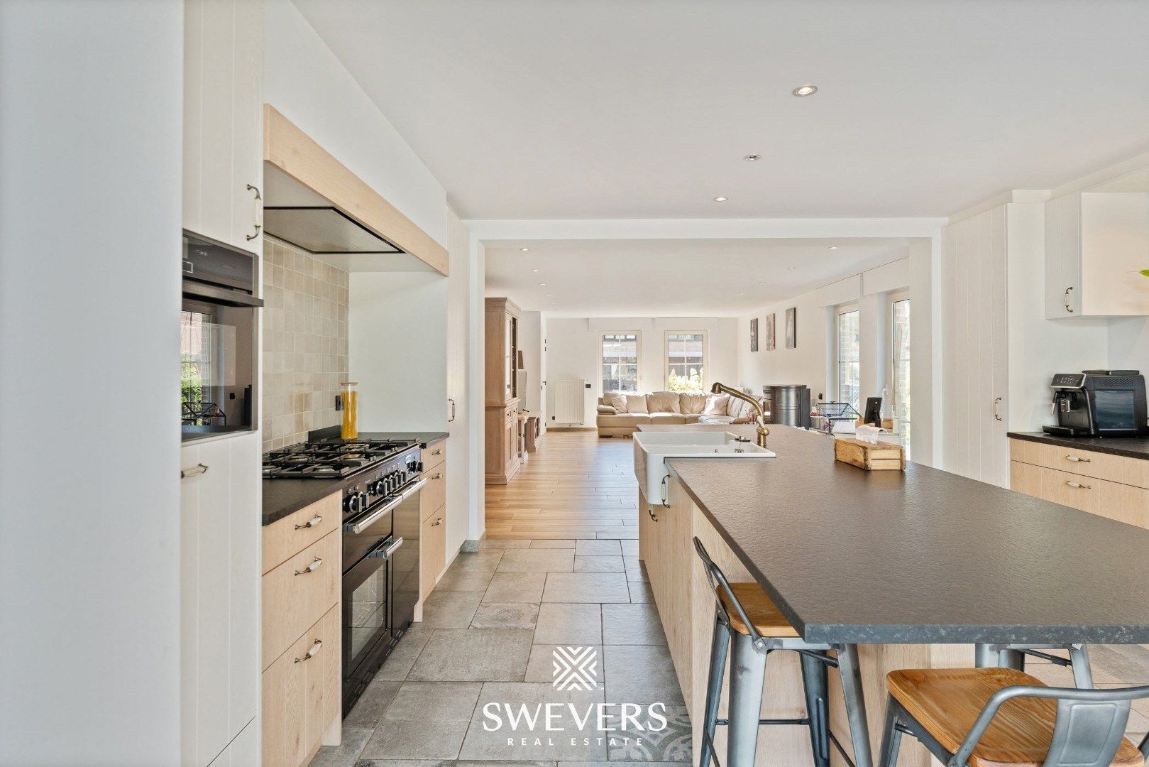 Ruime open bebouwing met nieuwe keuken en veranda foto 9