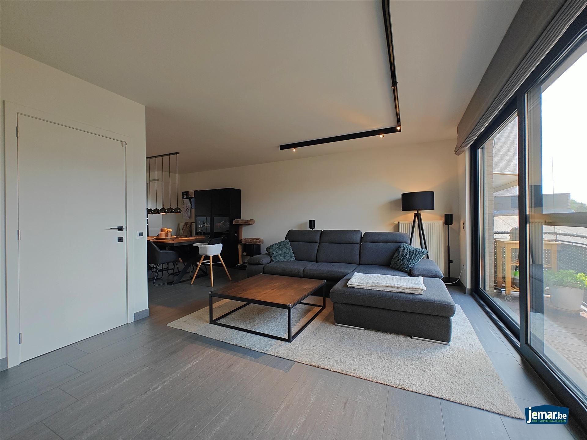 Instapklaar triplex appartement met 2 slaapkamers een zeer grote garage en een carport  foto 6