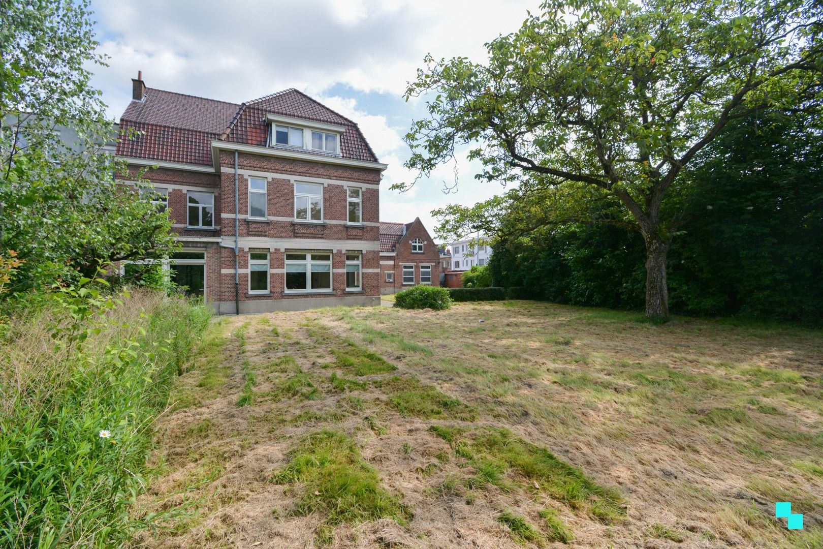 Prachtige eclectische burgerwoning in hartje Izegem foto 1