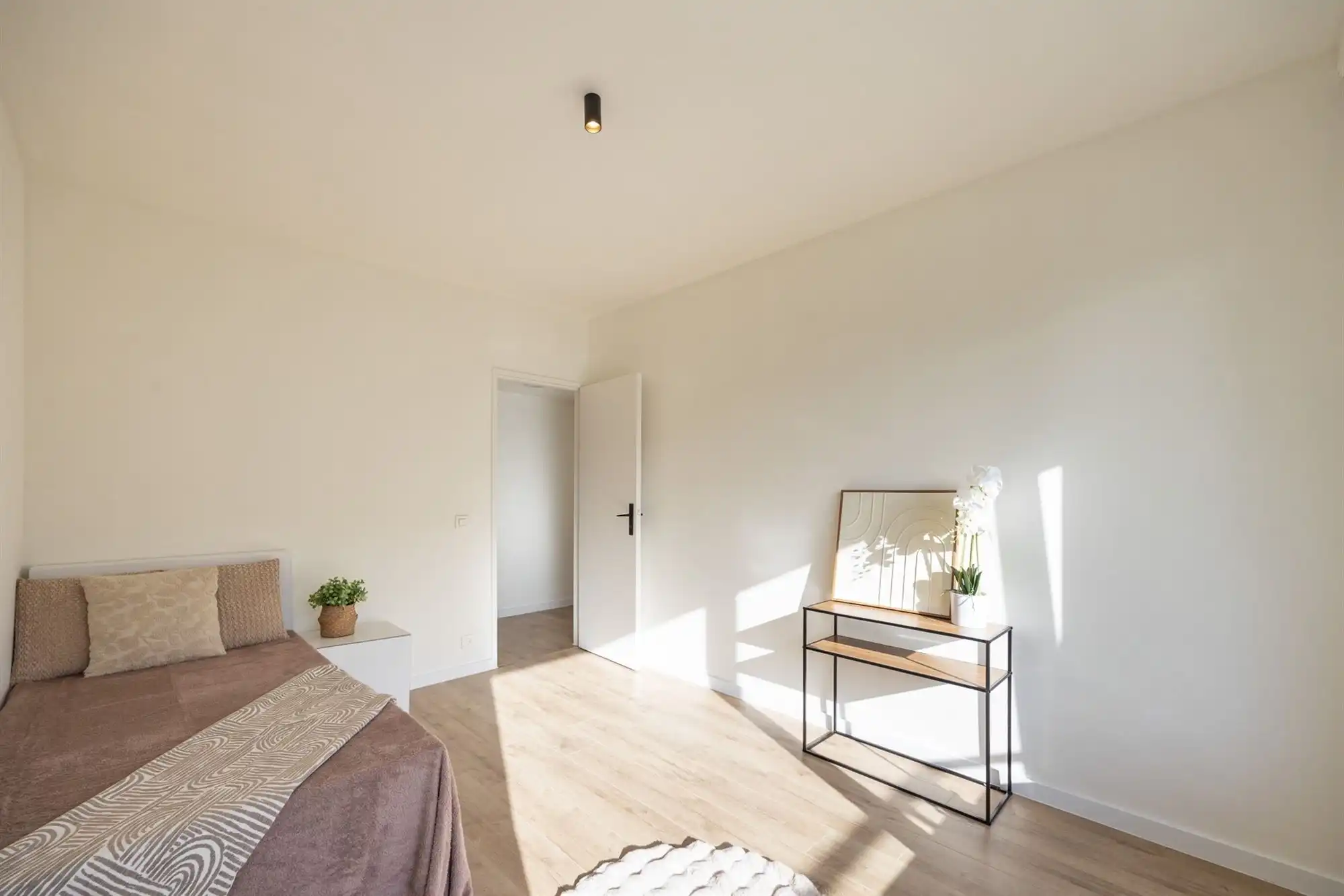 Volledig gerenov. app. met 2 slpkmrs. en terras te Pulhof foto 7