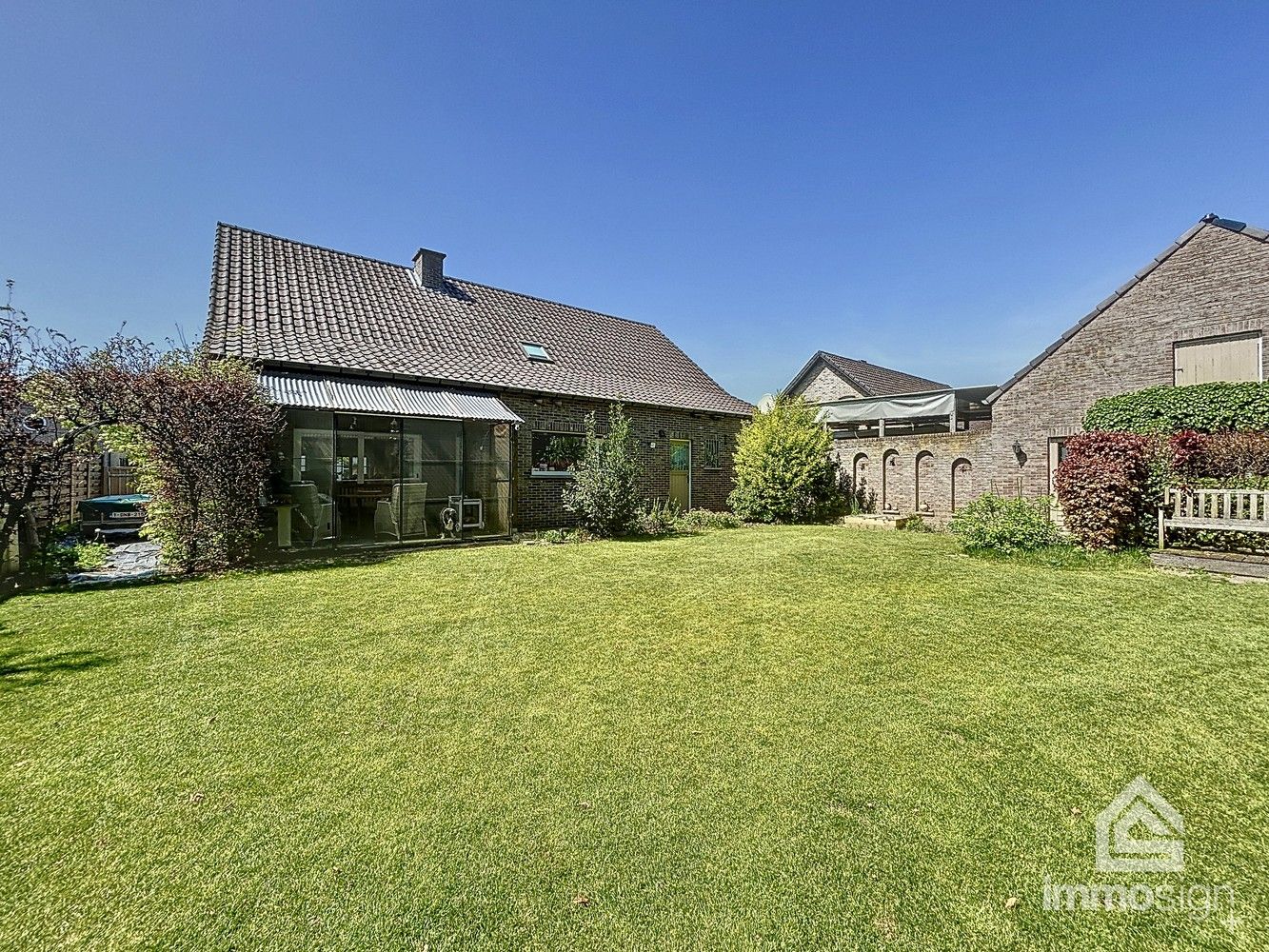 Instapklare gezinswoning in het groen met 4 slaapkamers en mgl. 2 badkamers te Bocholt foto {{pictureIndex}}