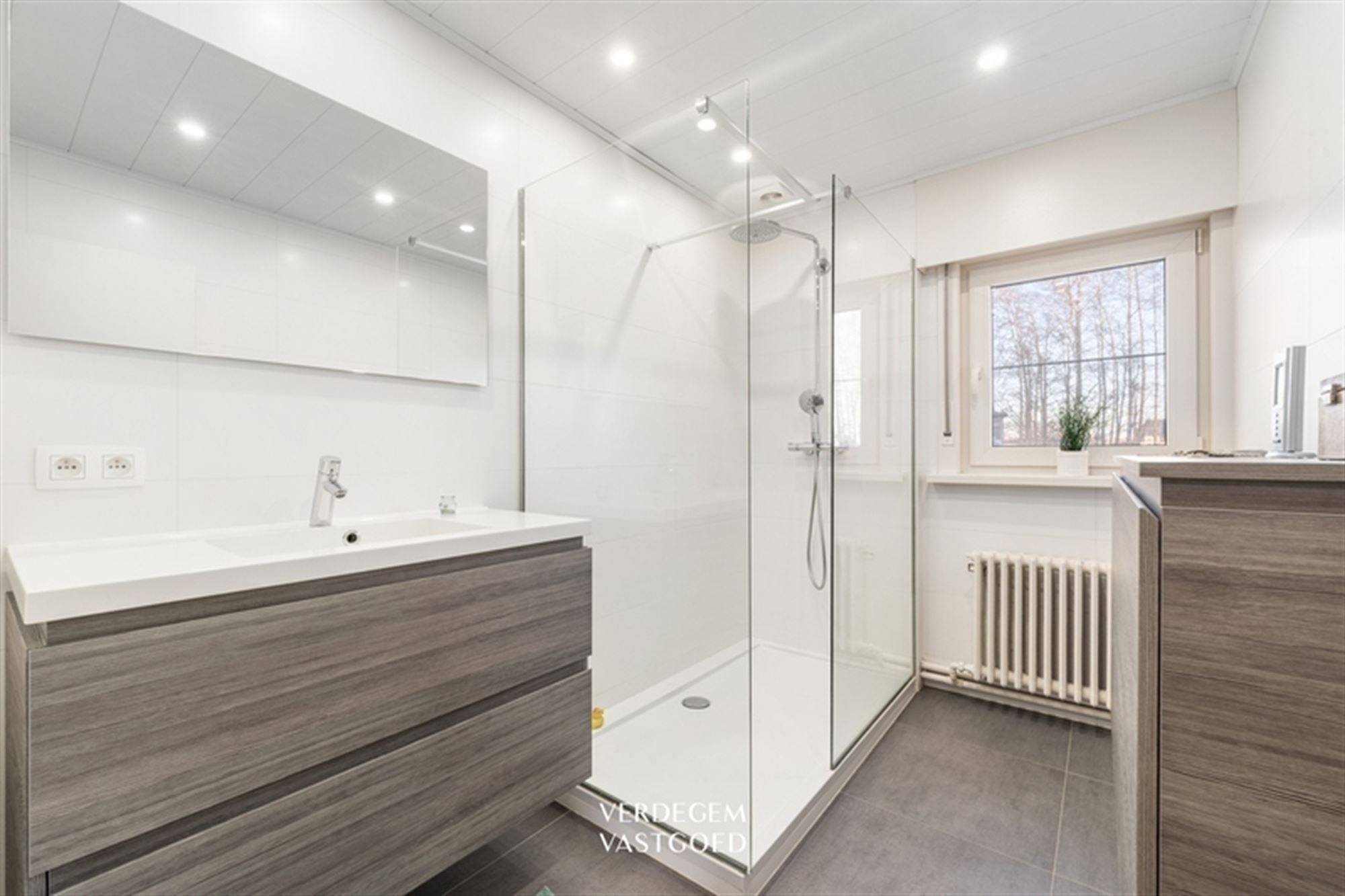 Stijlvolle en instapklare woning met 2+1 slaapkamers, garage en mooie tuin foto 15