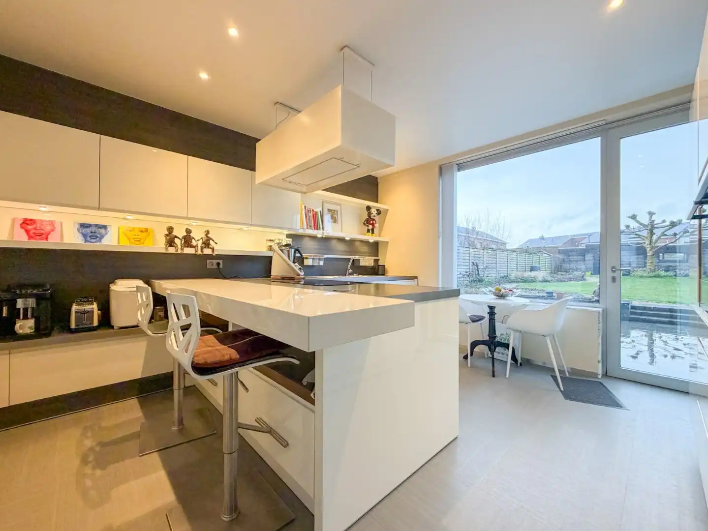 Prachtige gezinswoning met mooie tuin en bijgebouw, instapklaar afgewerkt, Torhout. foto 9