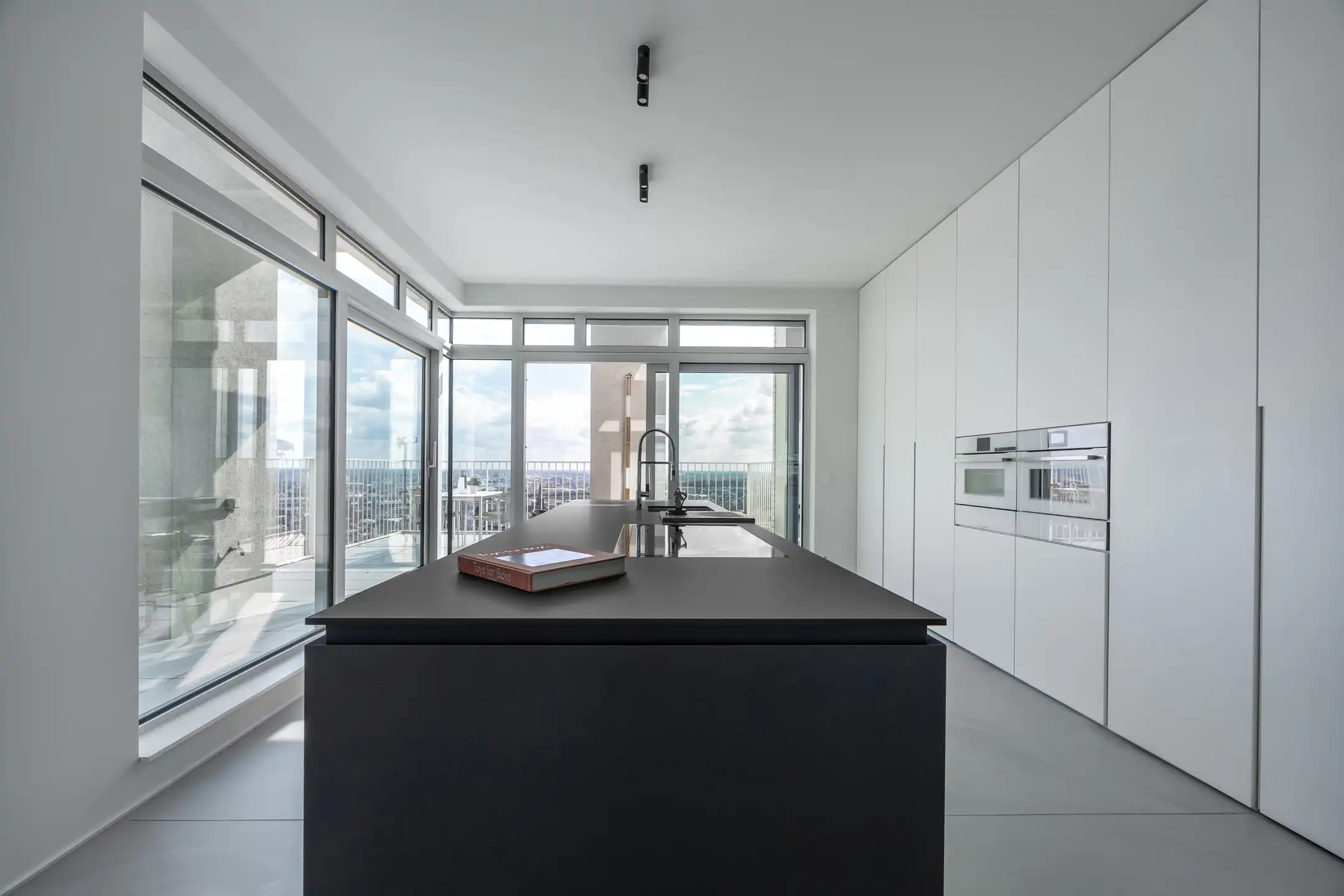 Duplex-penthouse met zicht over de Antwerpse skyline foto 4