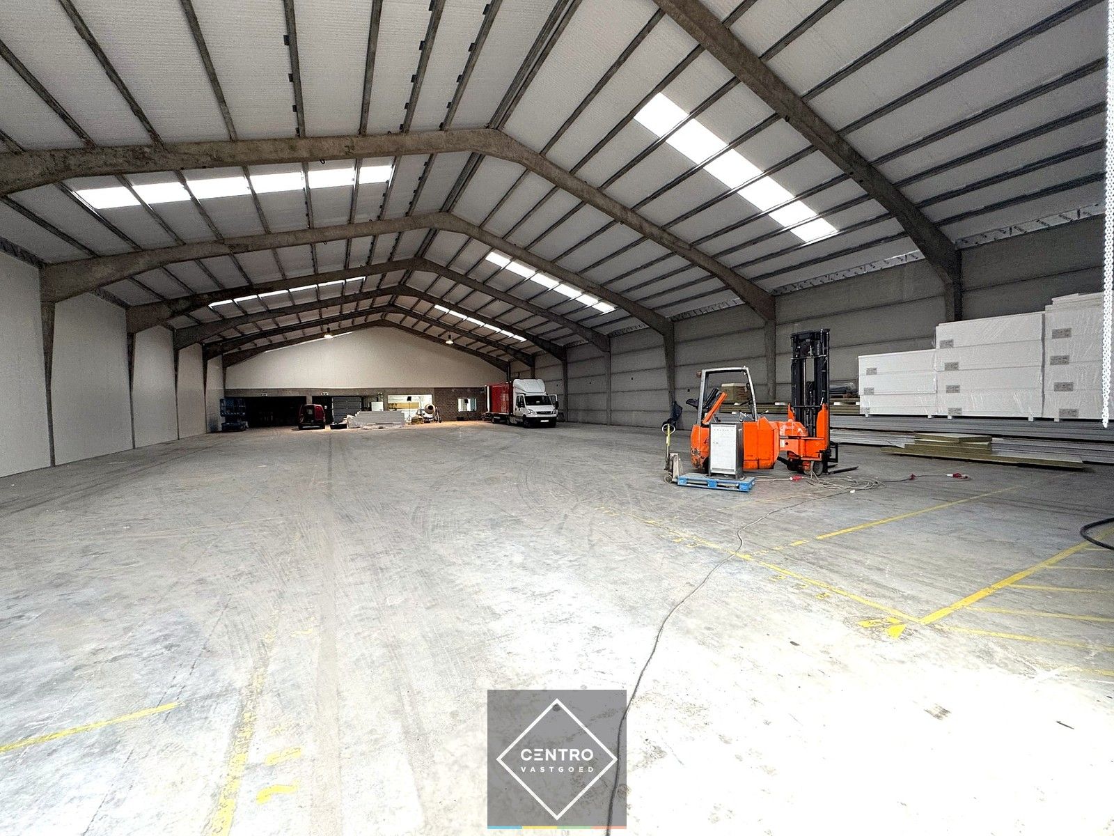 Instapklaar MAGAZIJN (1.200m²), voorzien van 2 LAADKADEN (met levellers), elektrische sectionaalpoort en verhard terrein (voor- en achterkant) op industriezone te Gistel. foto 3