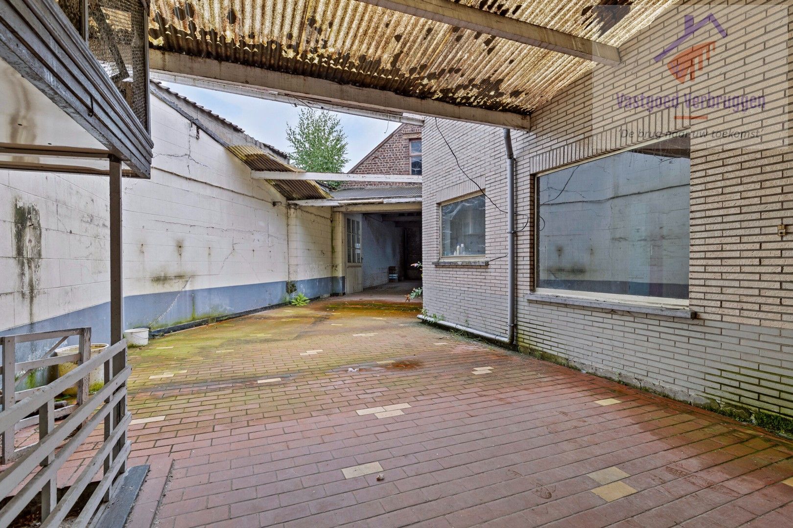 Ruime Te Renoveren Woning met Garage en Magazijn in Aalst foto 16