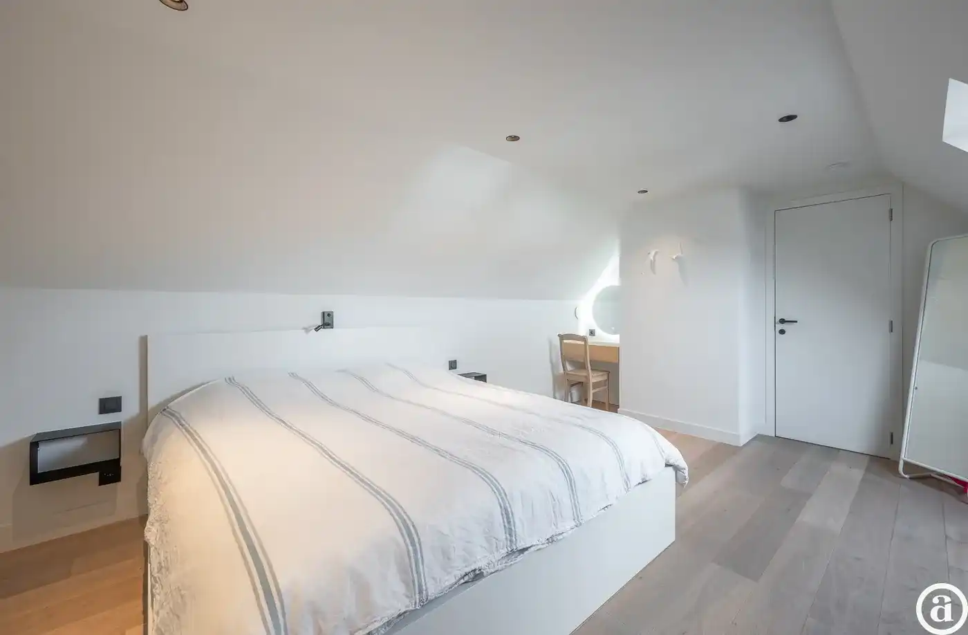 Ruime, recente hoekwoning gelegen vlakbij de groentenmarkt   foto 17